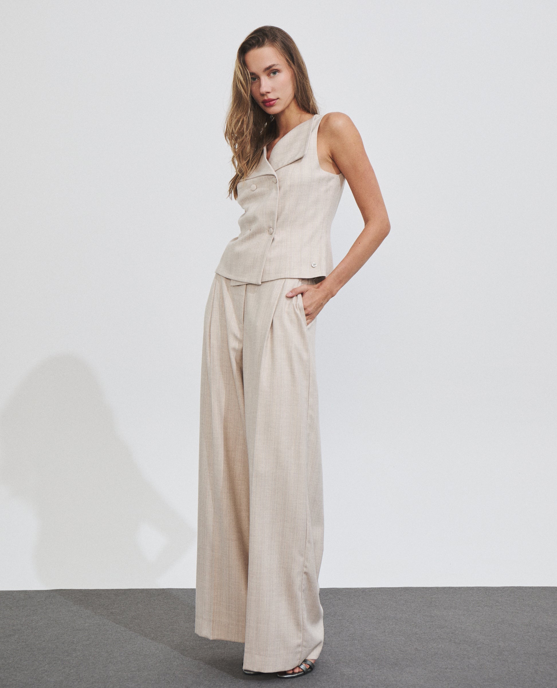 Pantalón de mujer con efecto brillante y corte ancho