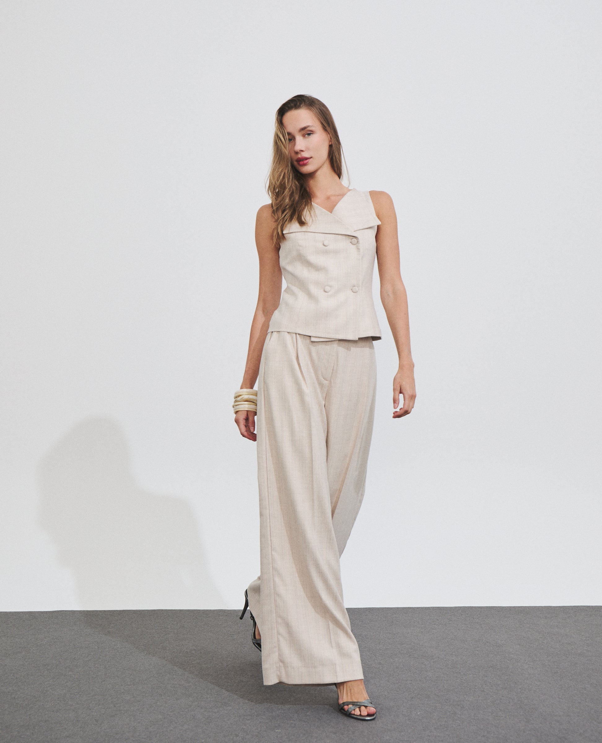 Pantalón de mujer con efecto brillante y corte ancho
