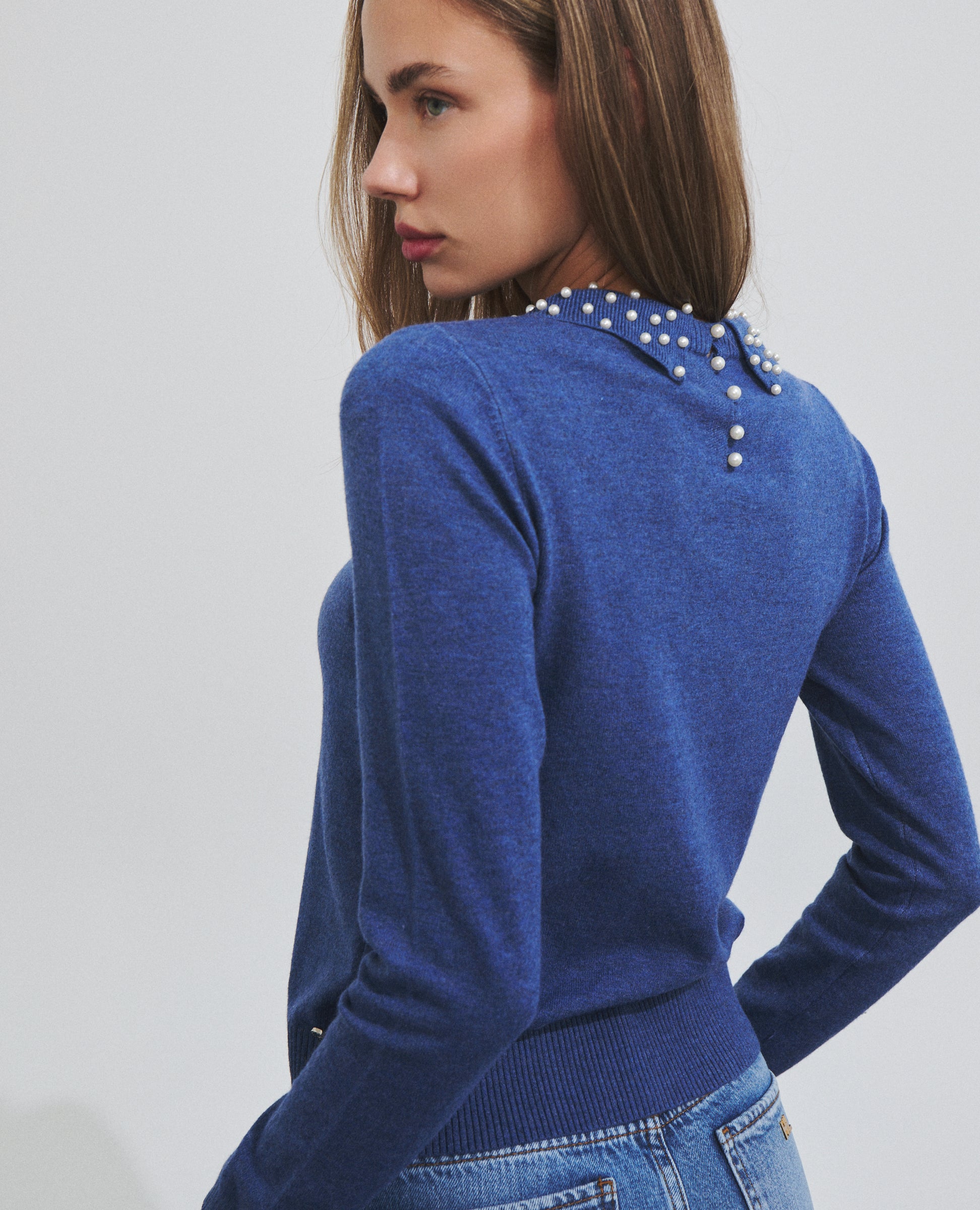 Jersey azul con cuello de perlas de Hannibal Laguna — vista de espalda