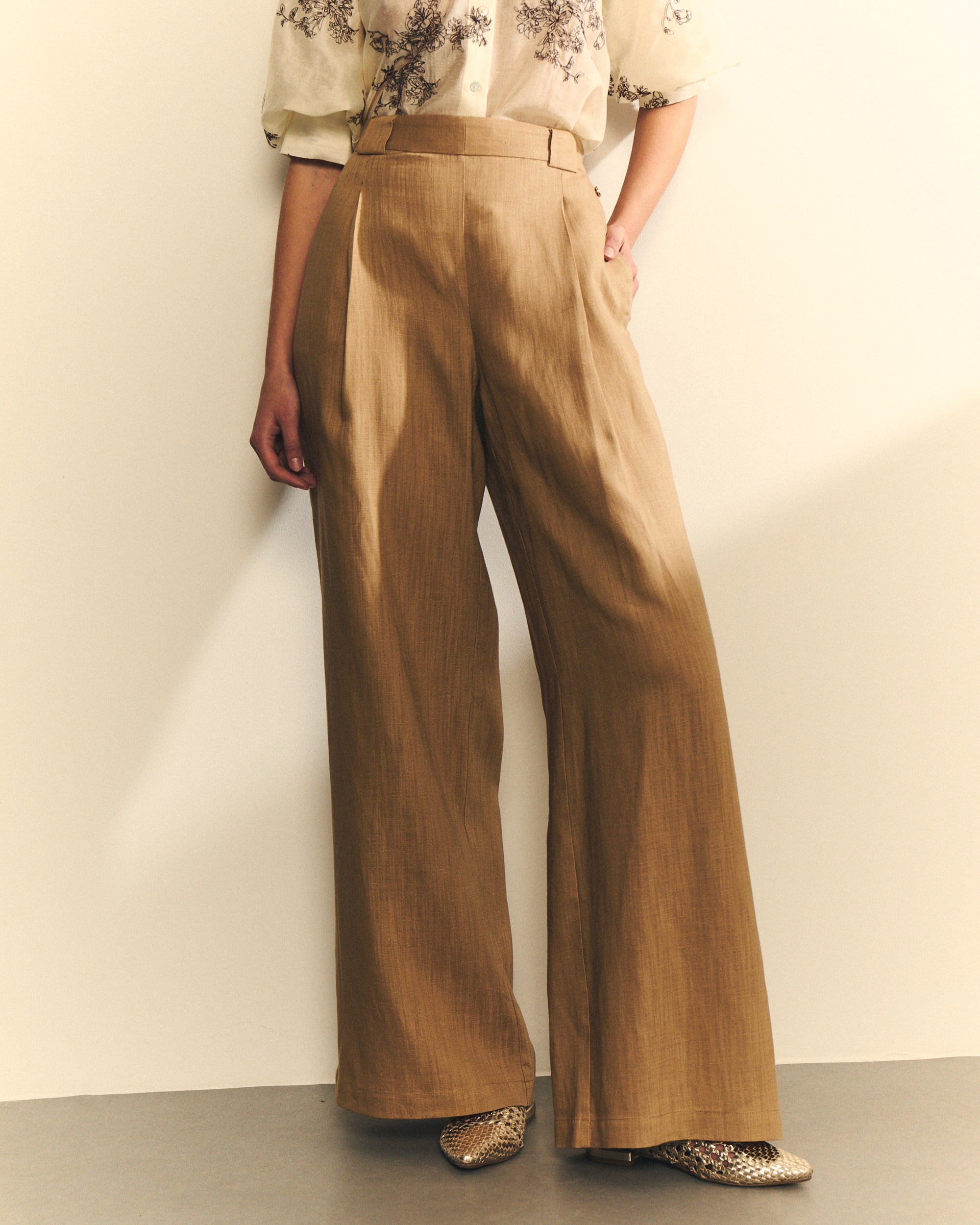 Detalle cinturilla hebilla pantalón lino beige — tailoring veraniego Hannibal Laguna