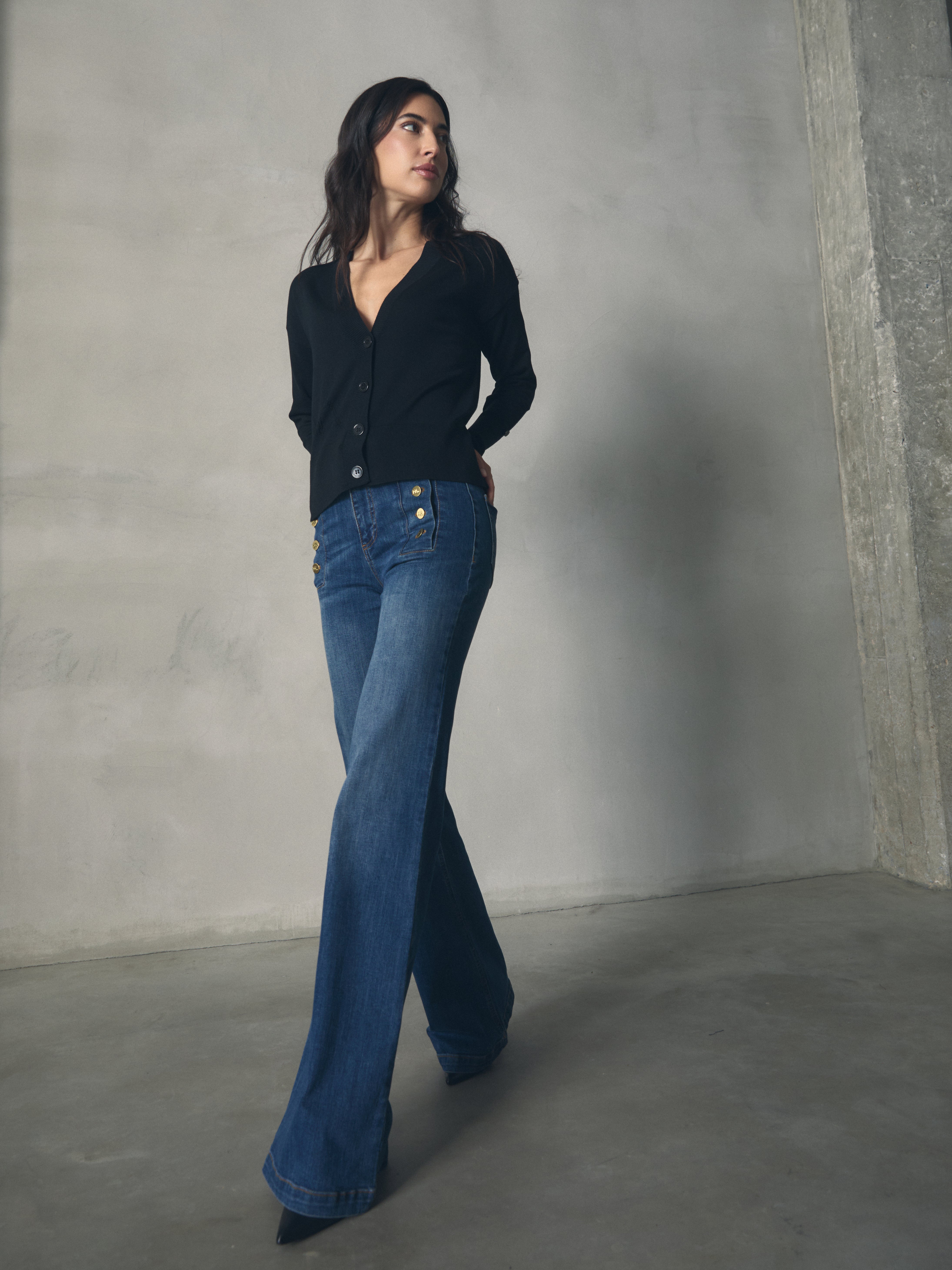 PANTALON DENIM ACAMPANADO DETALLE BOTONE
