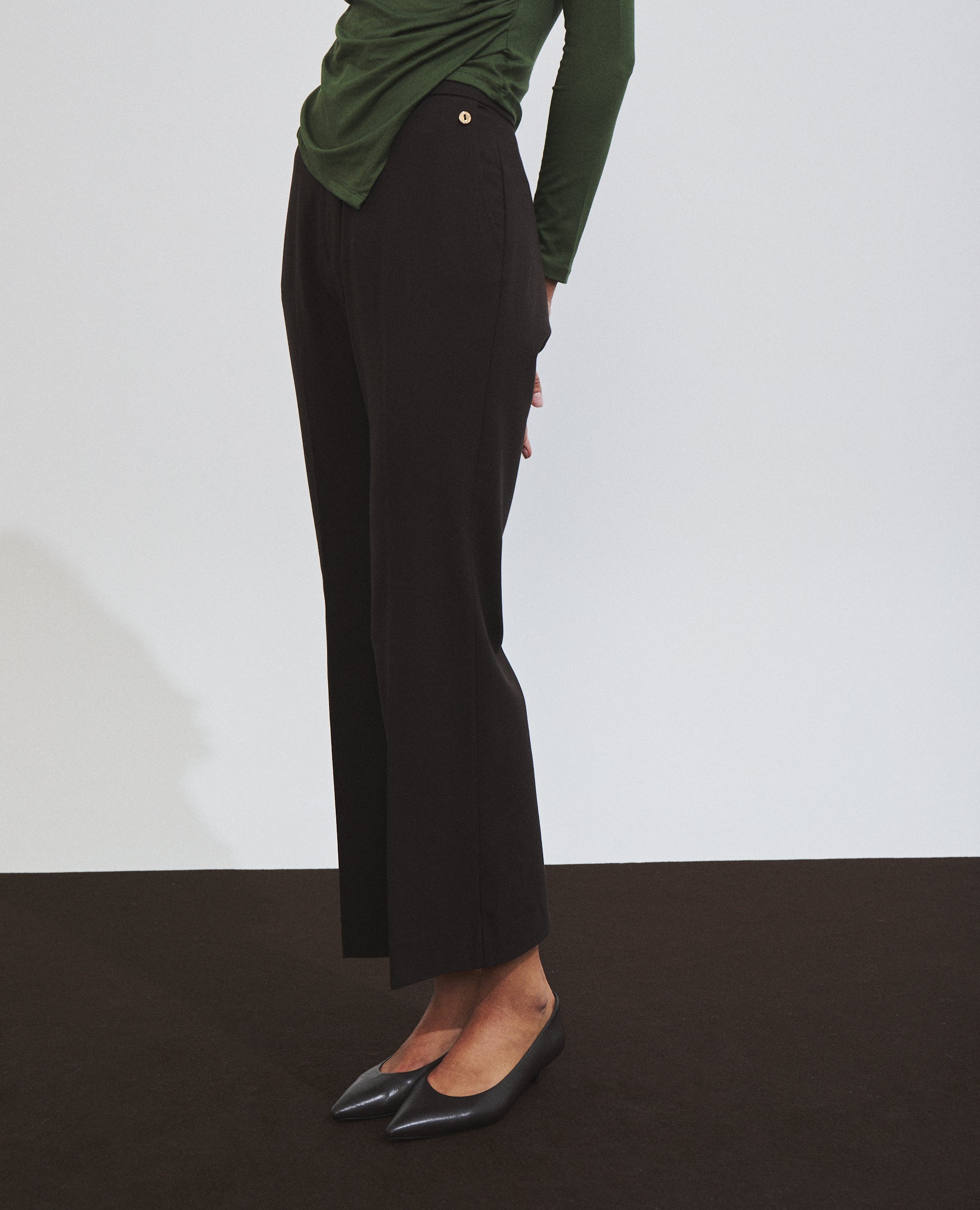 Pantalón de mujer con raya planchada y corte campana