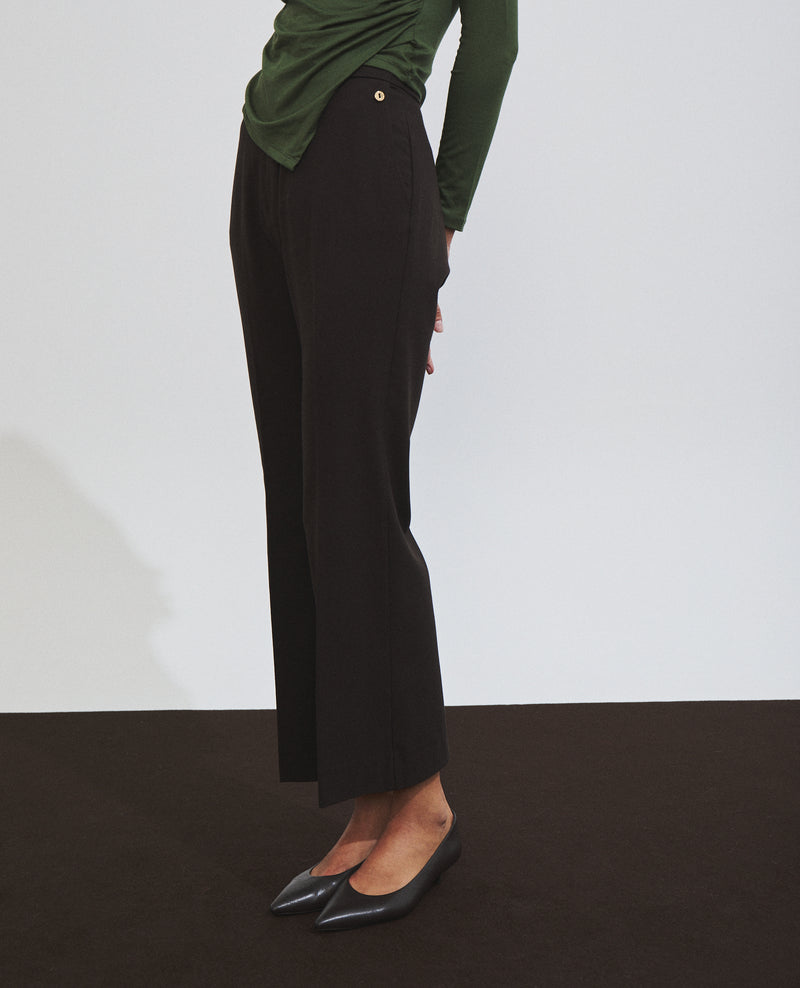 Pantalón de mujer con raya planchada y corte campana