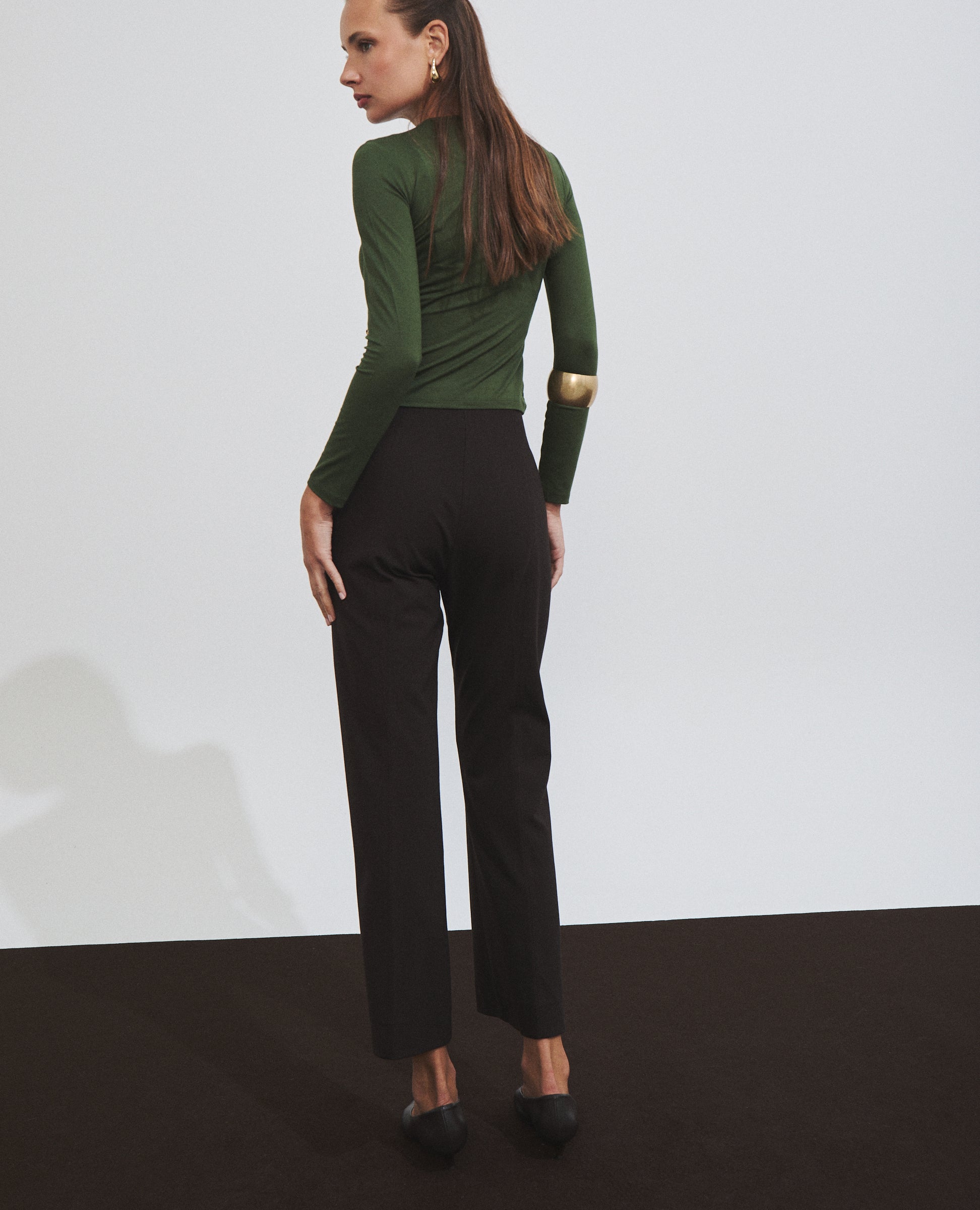 Pantalón de mujer con raya planchada y corte campana