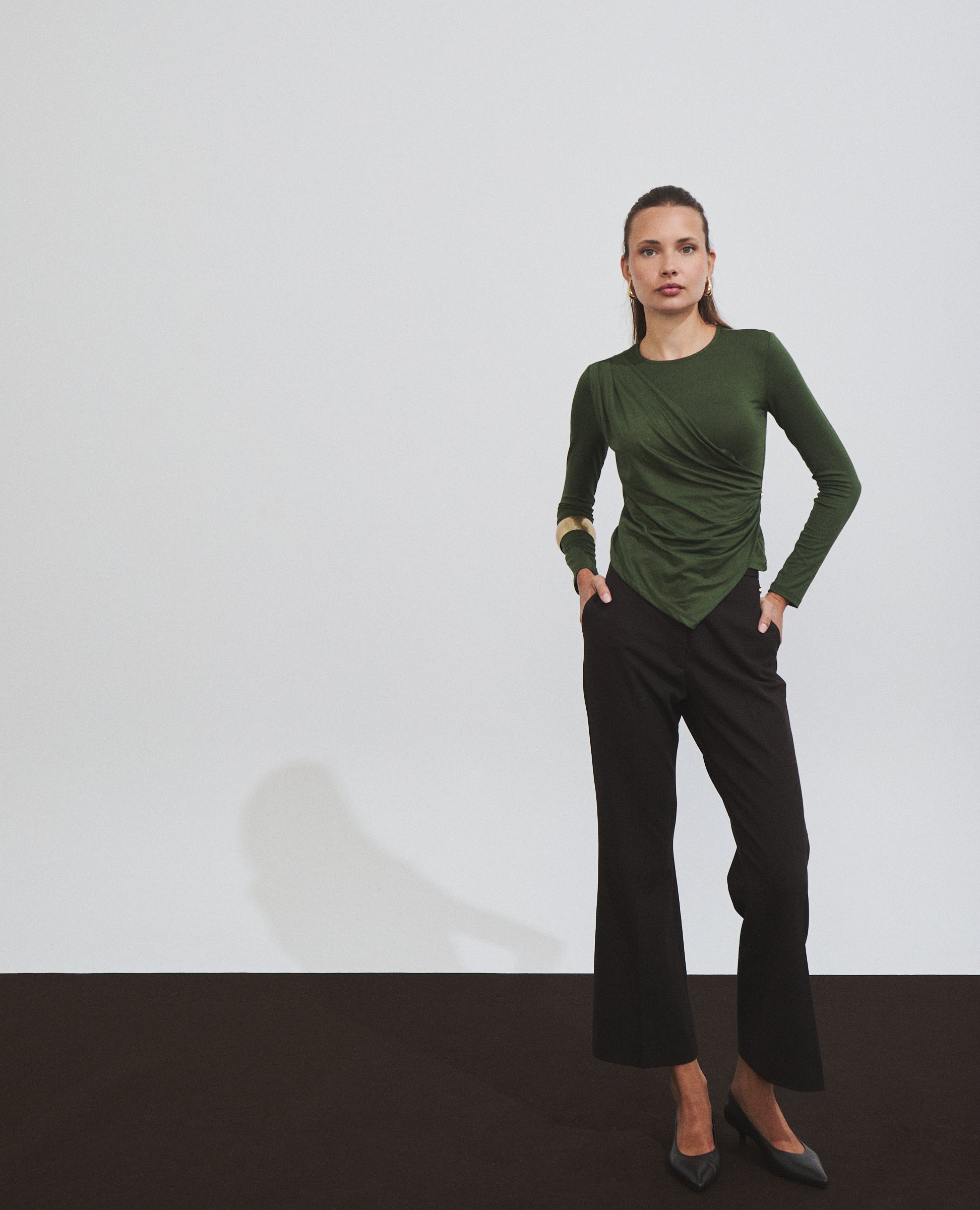 Pantalón de mujer con raya planchada y corte campana