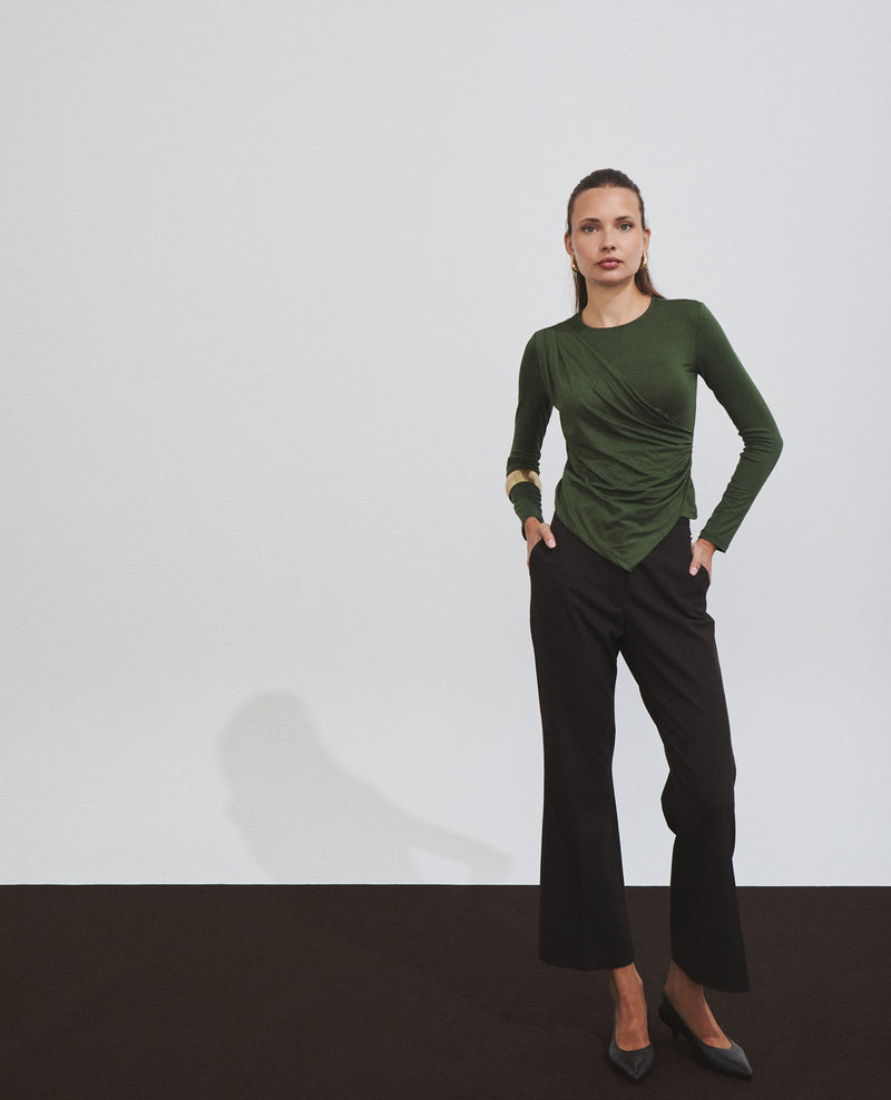 Pantalón de mujer con raya planchada y corte campana