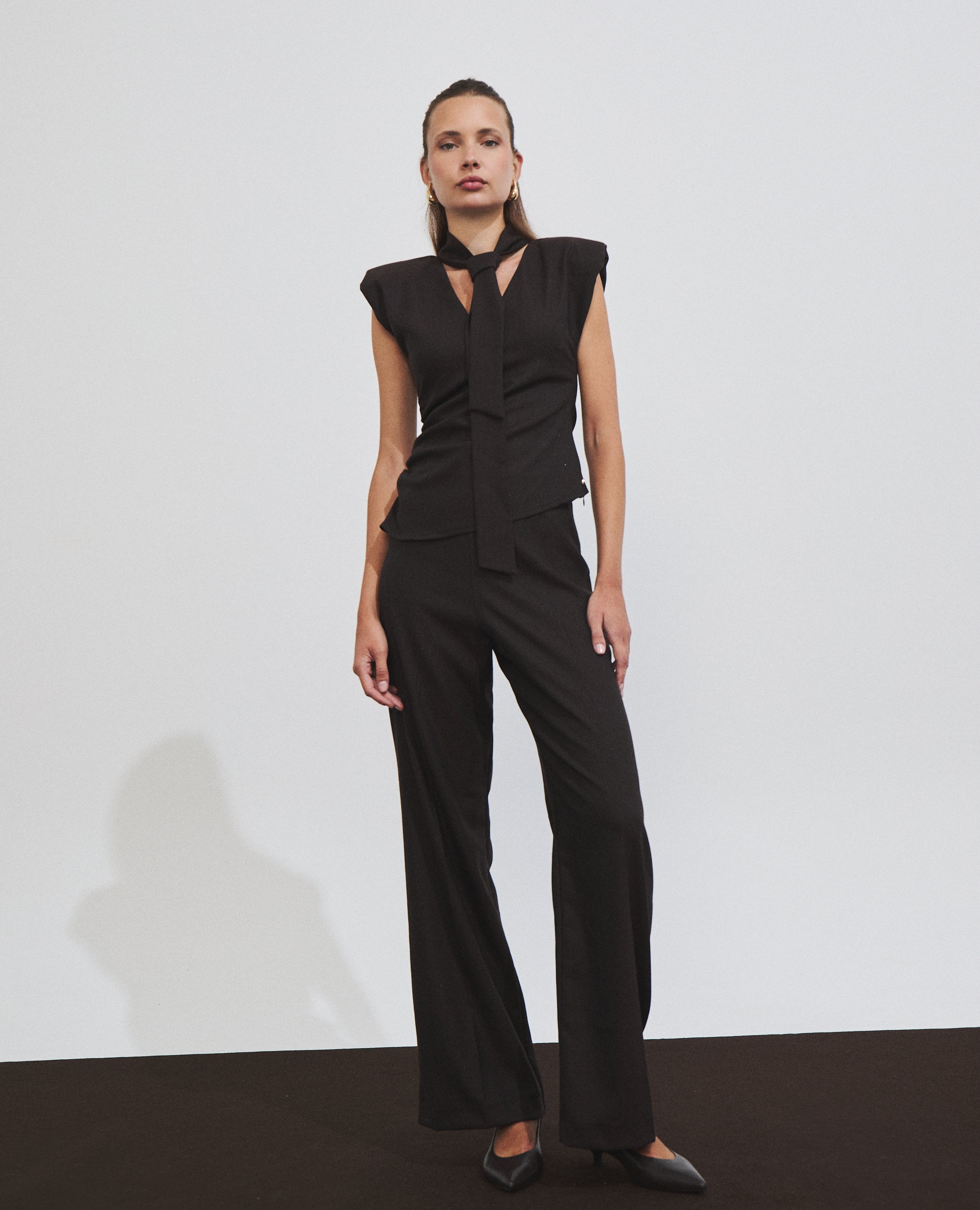 Pantalón de cintura alta con brillo marrón de Hannibal Laguna — look completo