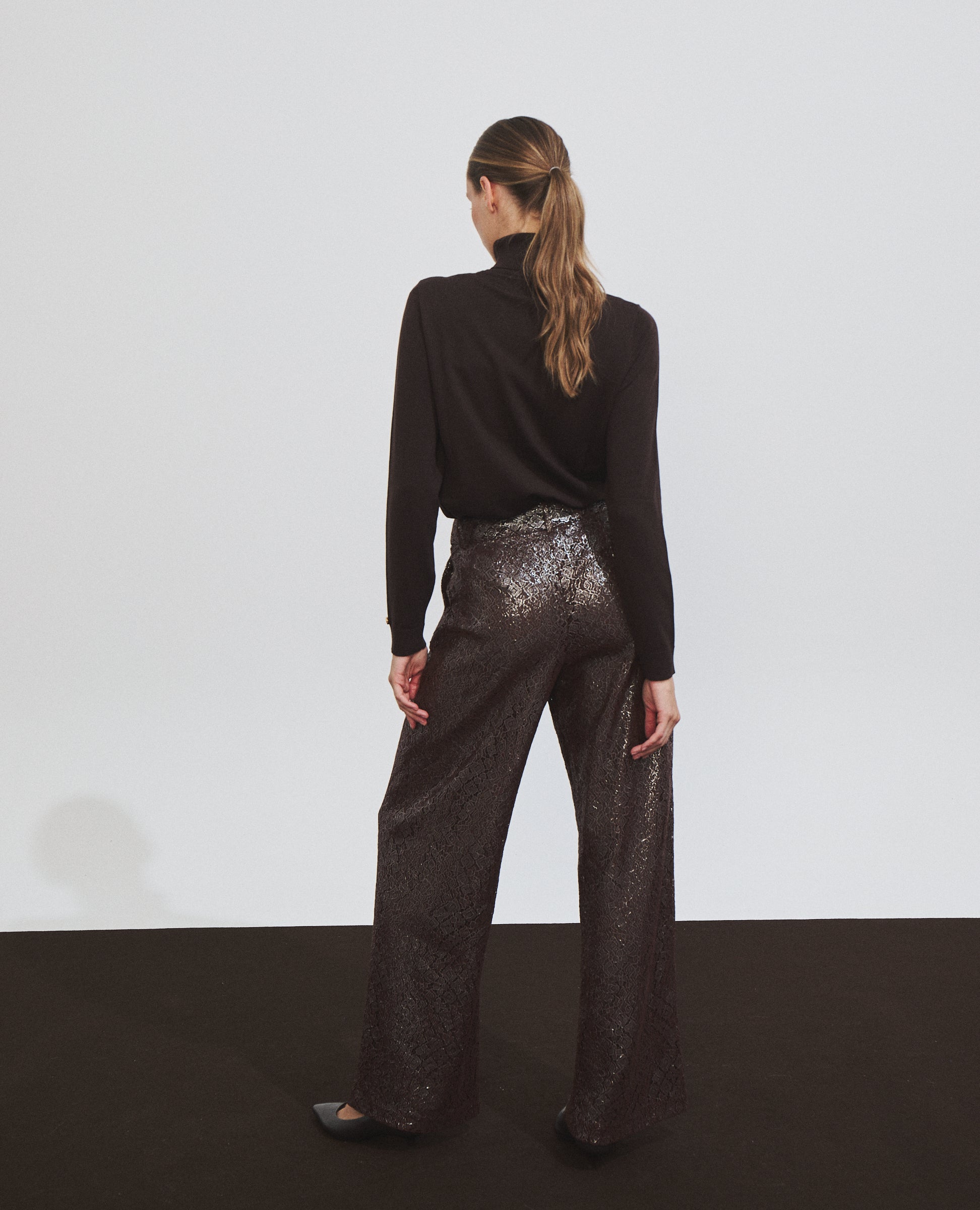 Pantalón de encaje de corte ancho marrón de Hannibal Laguna — vista de espalda