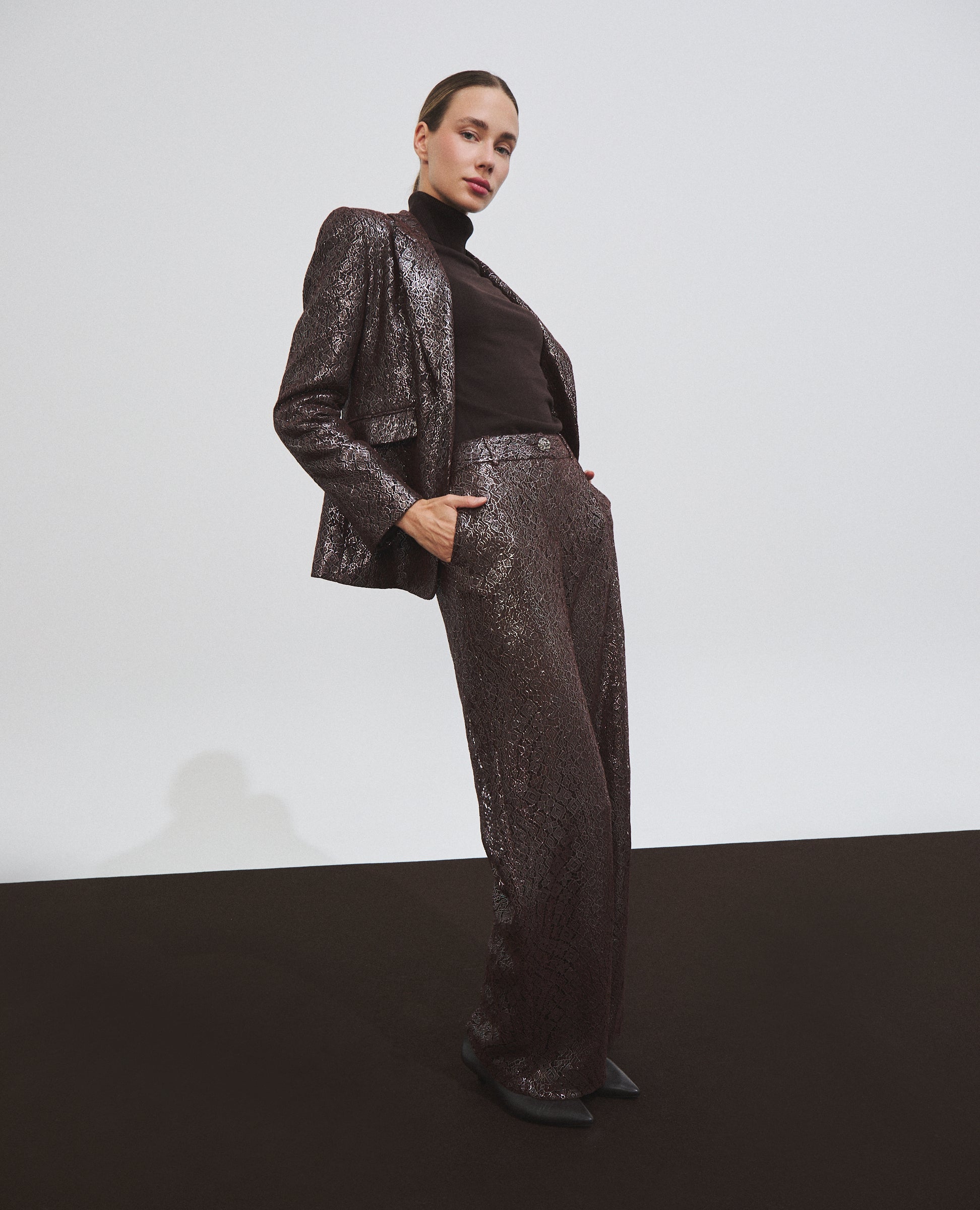 Pantalón de encaje de corte ancho marrón de Hannibal Laguna — look completo