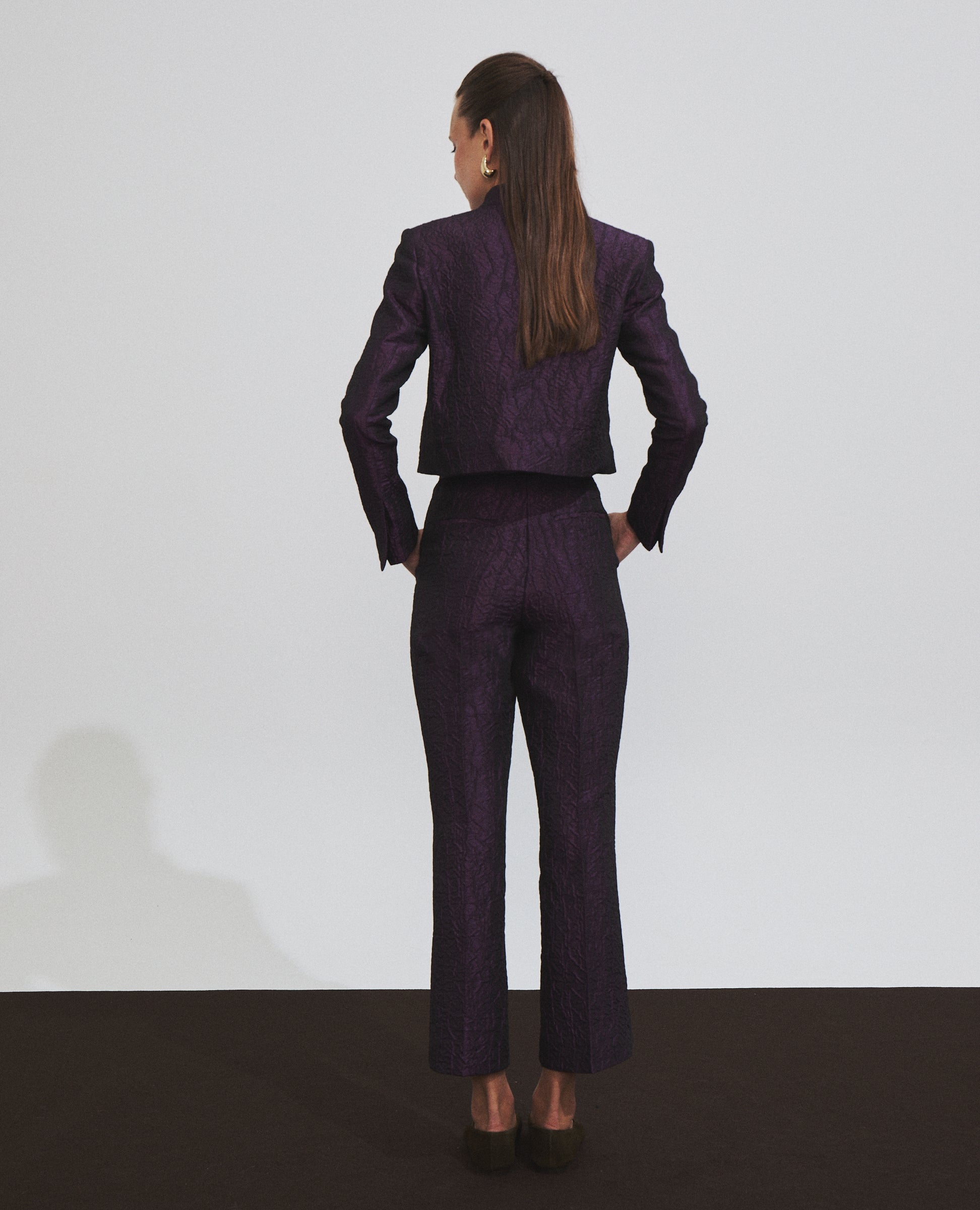 Pantalón jacquard morado de corte campana de Hannibal Laguna — vista de espalda