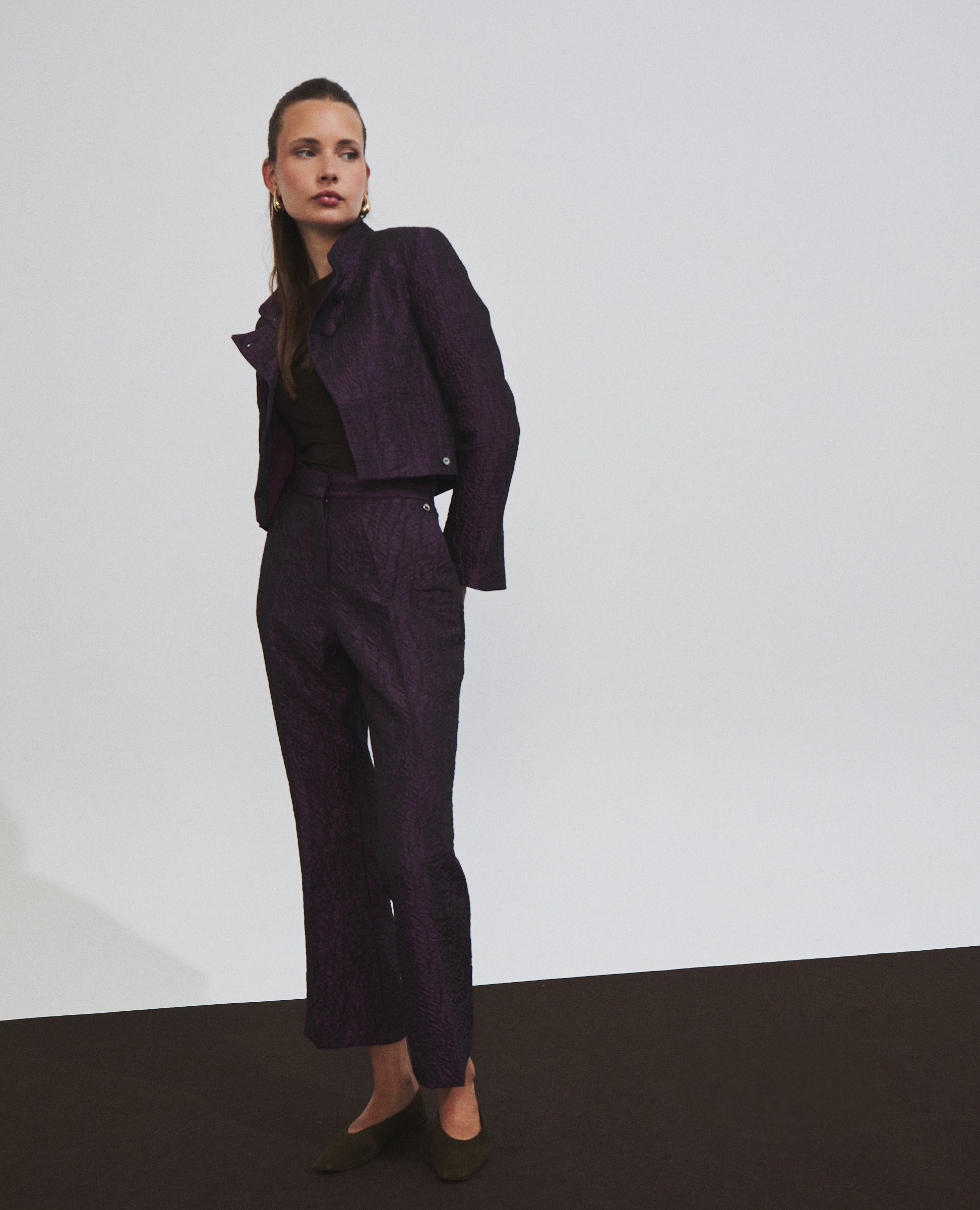 Pantalón jacquard morado de corte campana de Hannibal Laguna — vista lateral