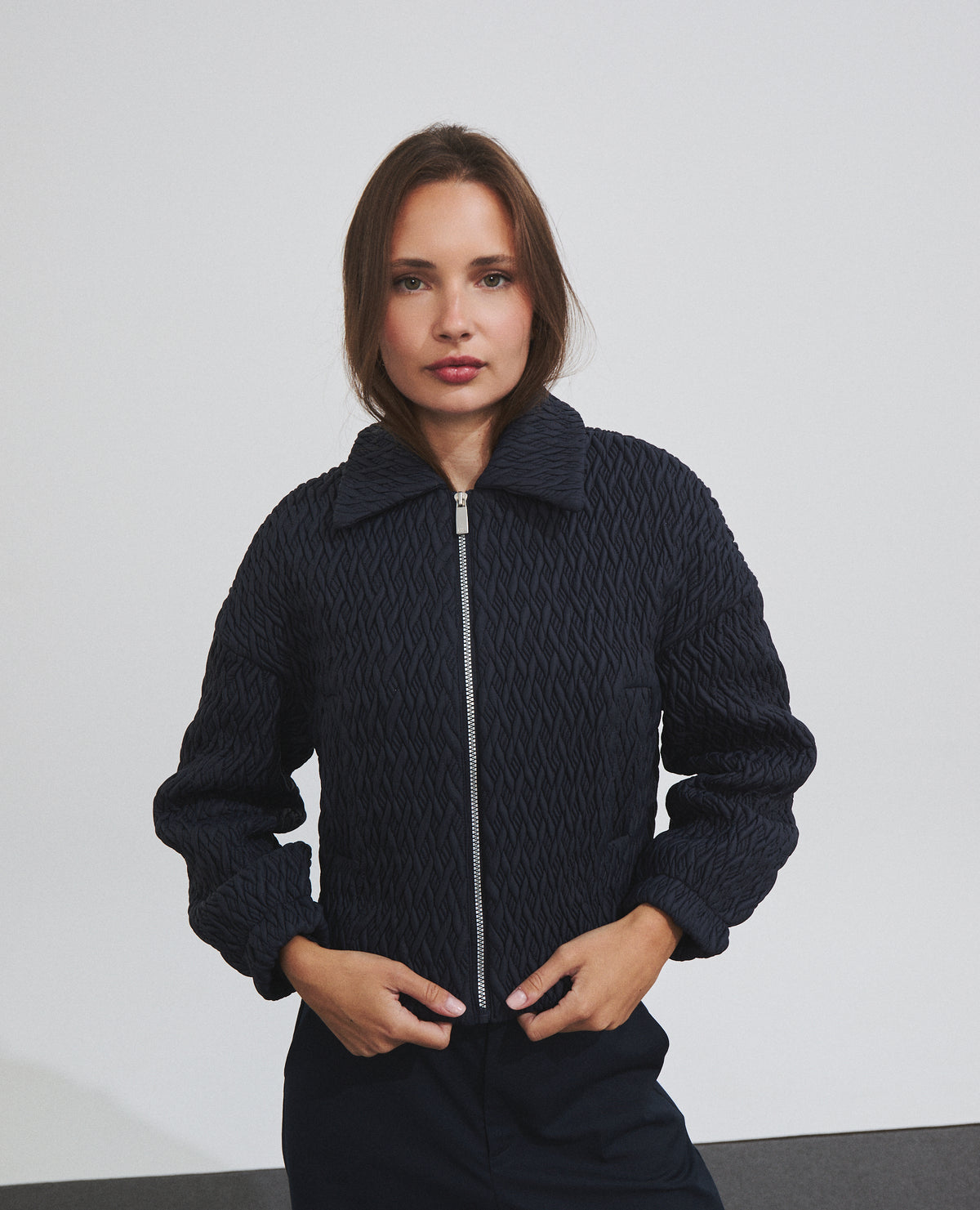 Chaqueta acolchada corta de mujer con tejido acolchado geométrico