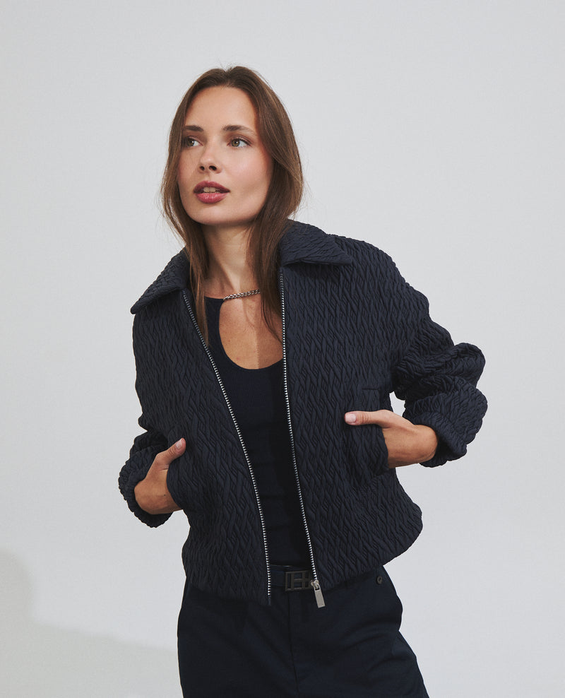 Chaqueta acolchada corta de mujer con tejido acolchado geométrico
