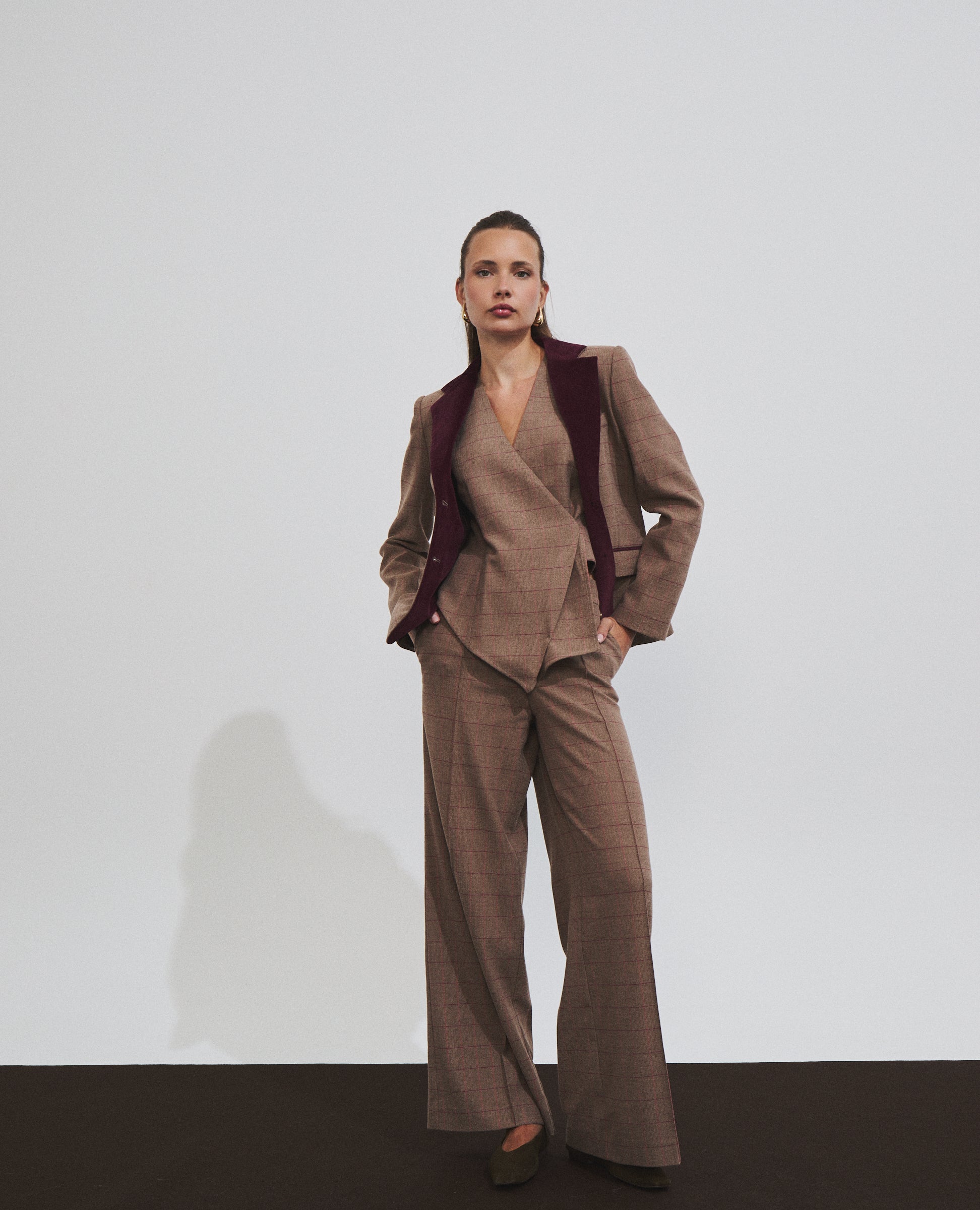Pantalón de cuadros de corte ancho marrón de Hannibal Laguna — look completo