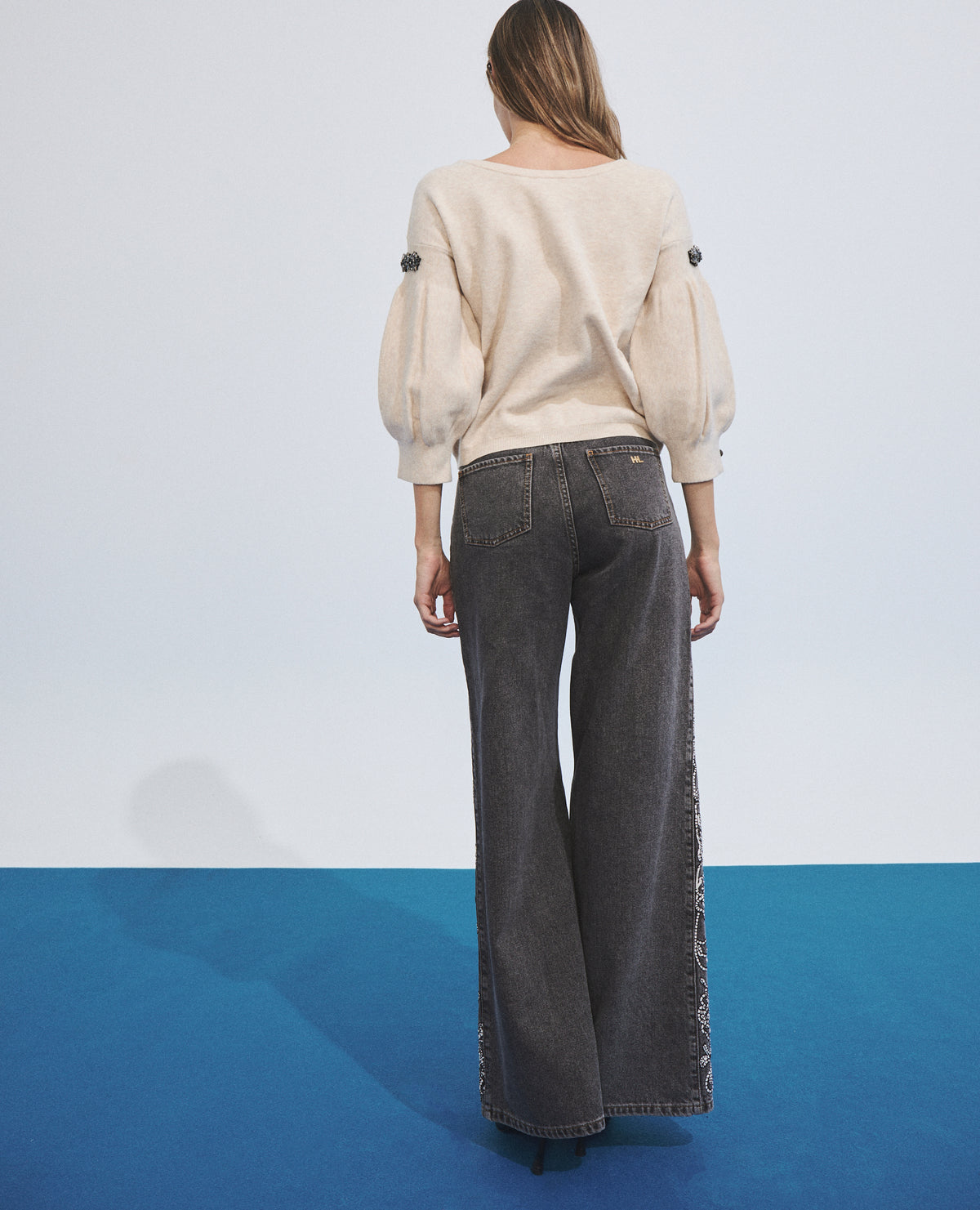 Pantalón vaquero de mujer con bordado