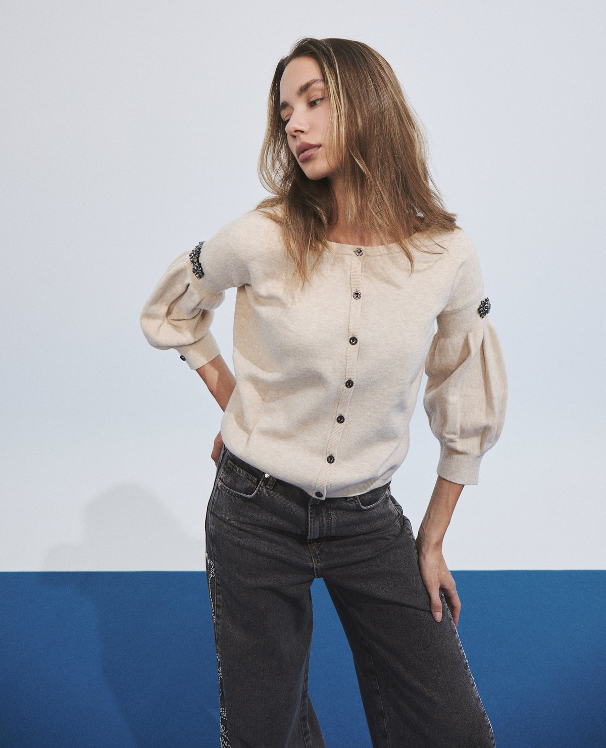 Pantalón vaquero de mujer con bordado