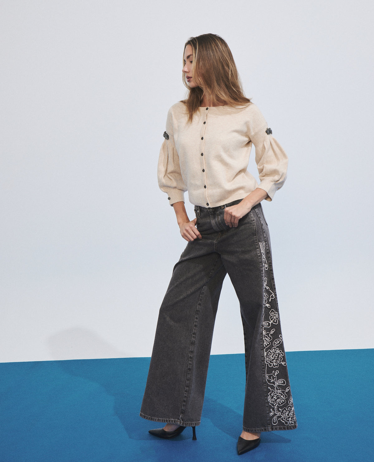 Pantalón vaquero de mujer con bordado