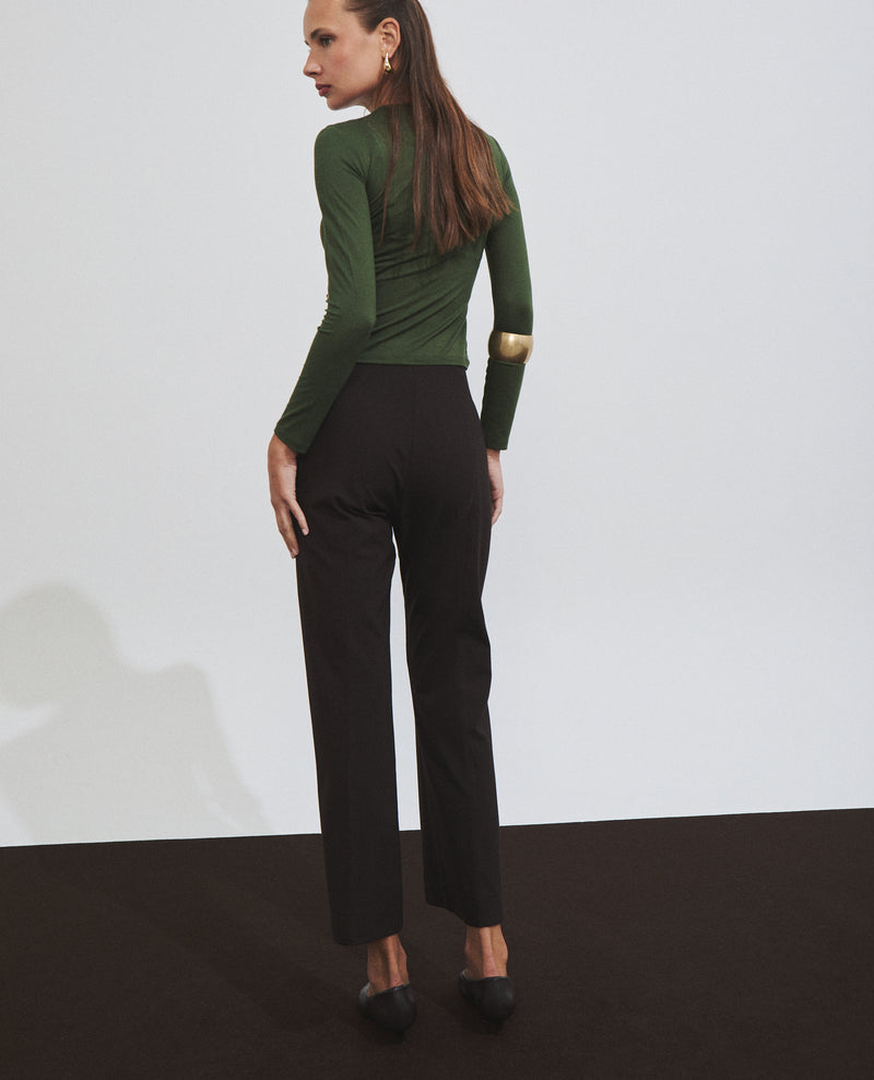 Pantalón de mujer con raya planchada y corte campana