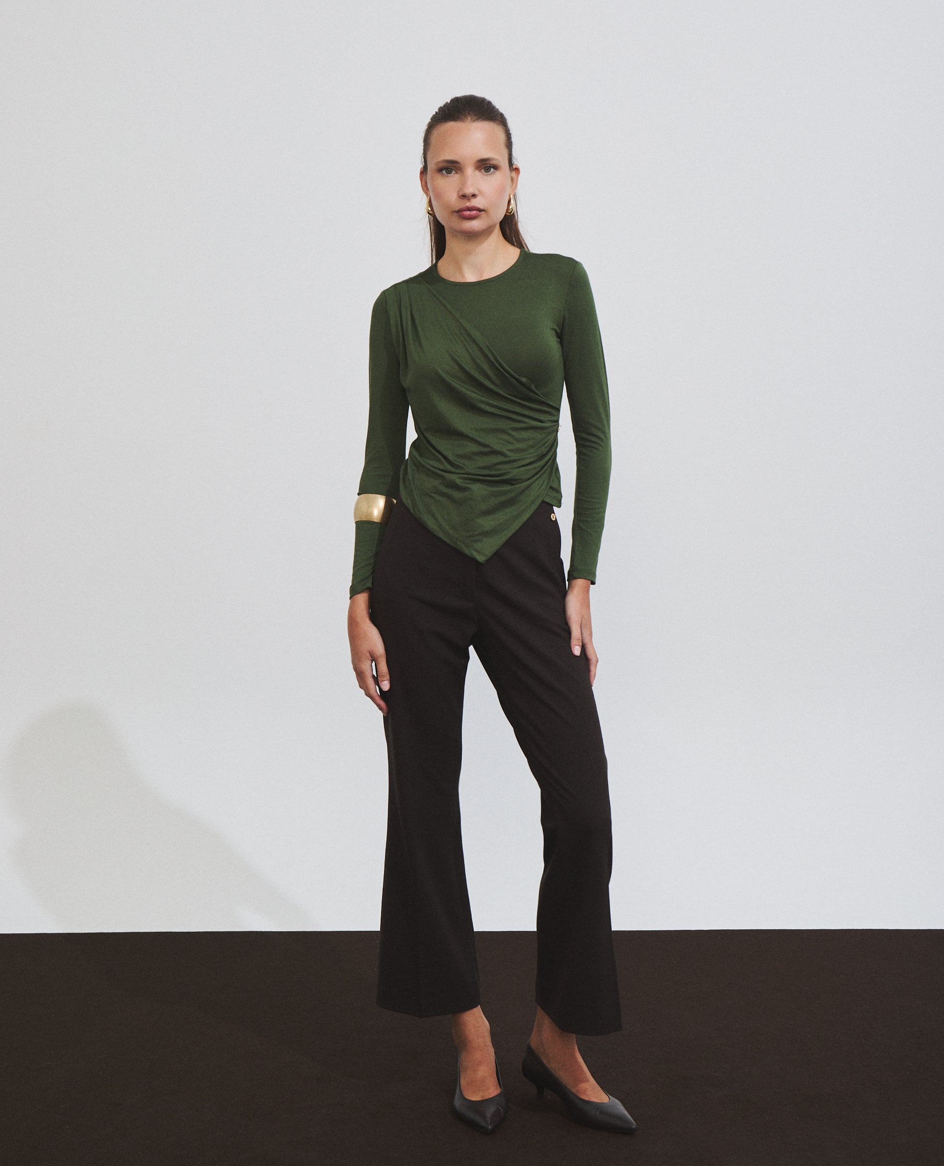 Pantalón de mujer con raya planchada y corte campana