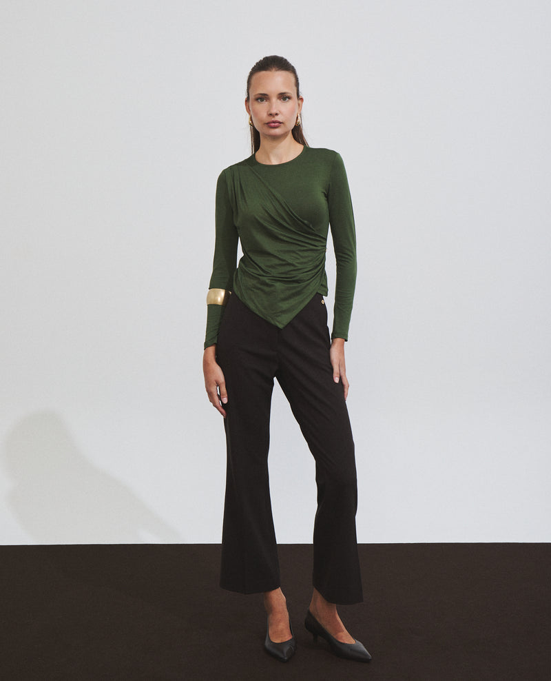 Pantalón de mujer con raya planchada y corte campana