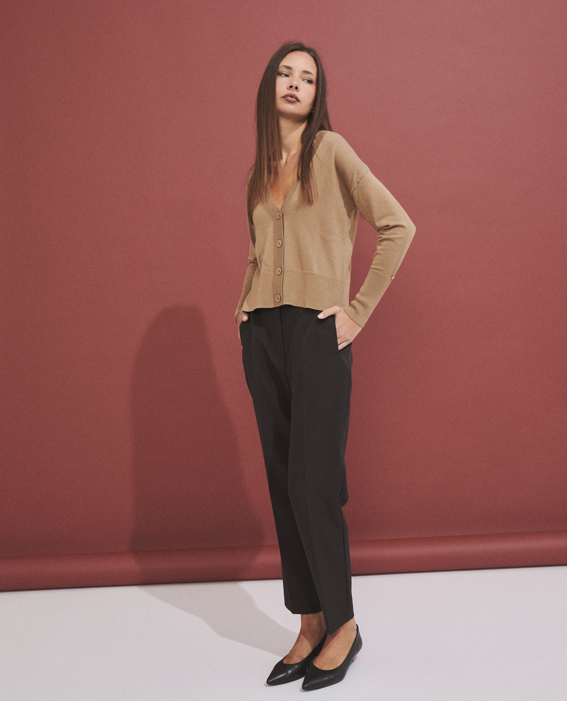 Pantalón slim marrón de Hannibal Laguna — look completo