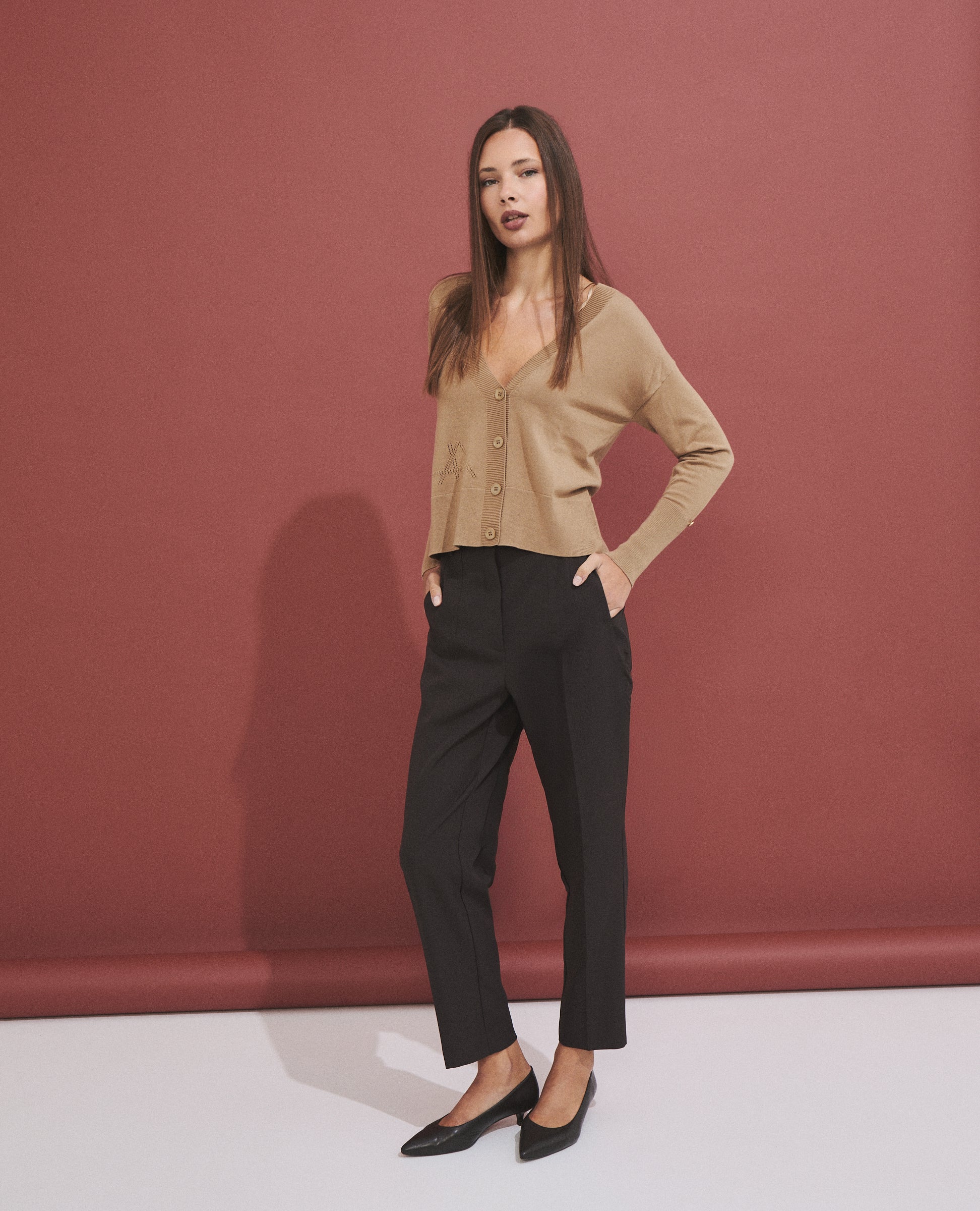 Pantalón slim marrón de Hannibal Laguna — detalle del tejido