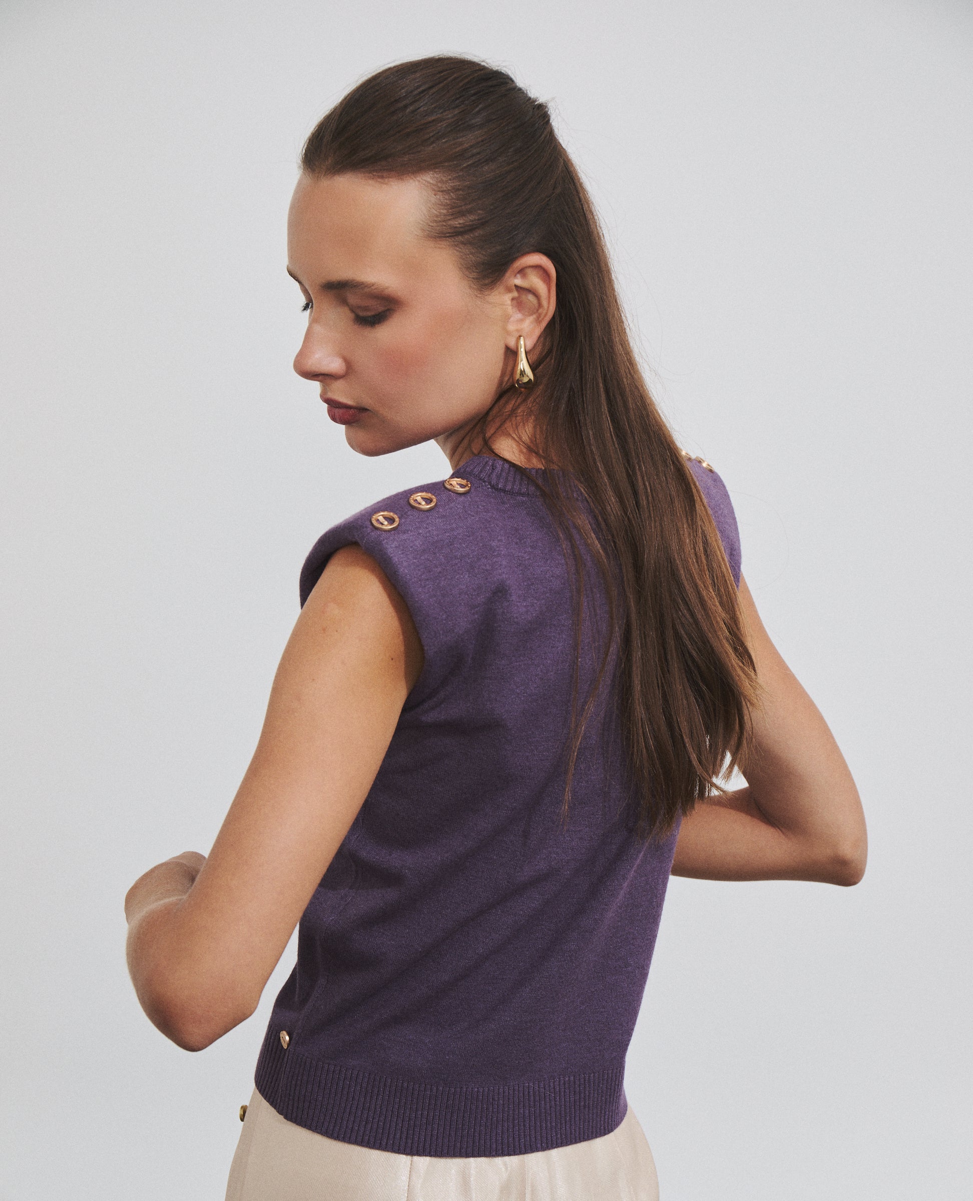 Top de punto violeta con hombreras y botones de Hannibal Laguna — look completo