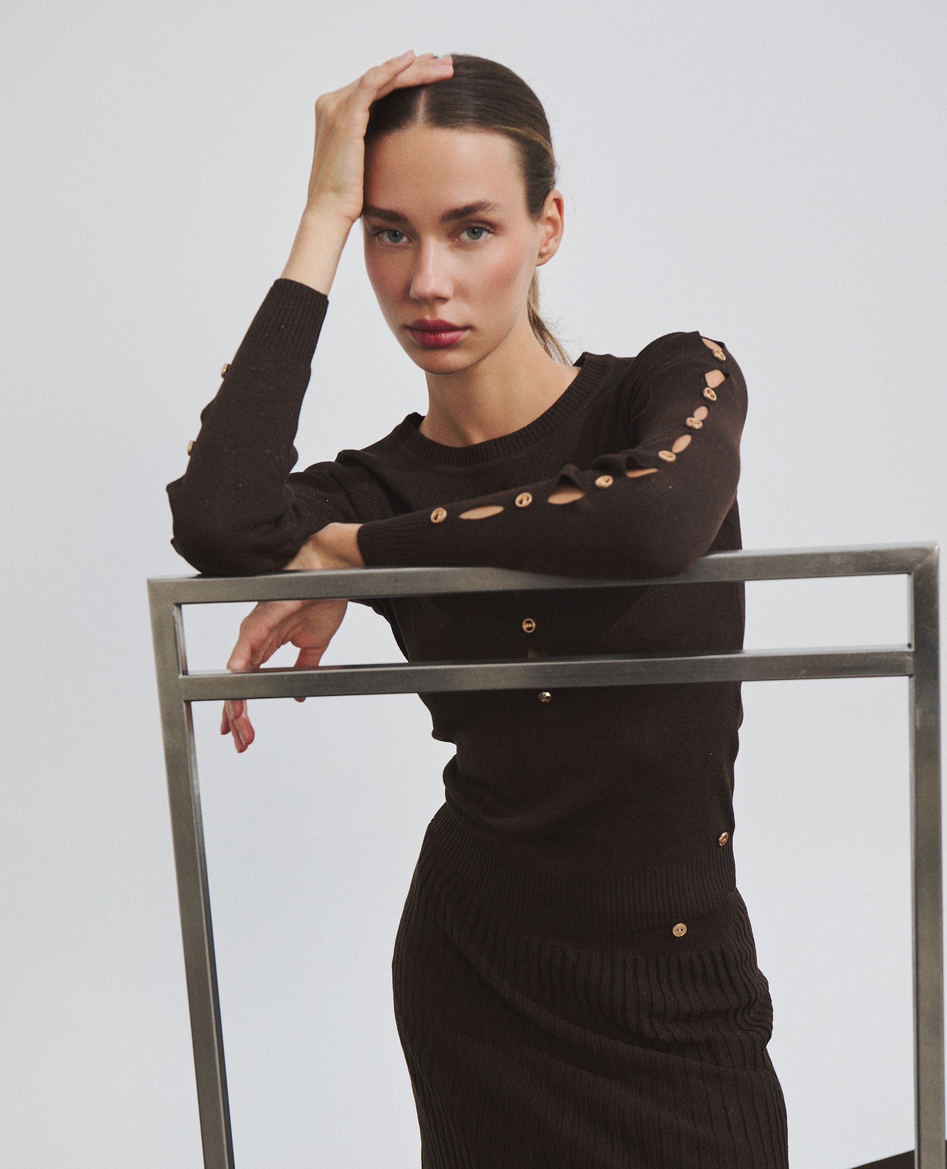 Top de punto marrón con cuello alto de Hannibal Laguna — look completo