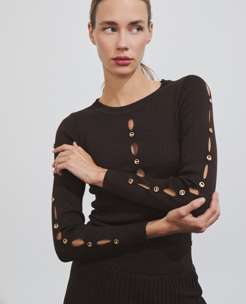 Top de mujer de punto con cuello alto y botones decorativos