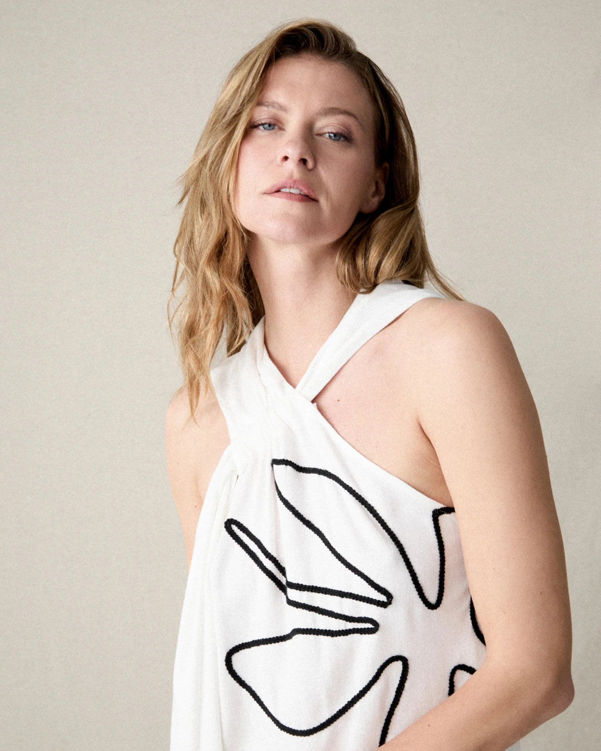 TOP HALTER BORDADO CONTRASTE