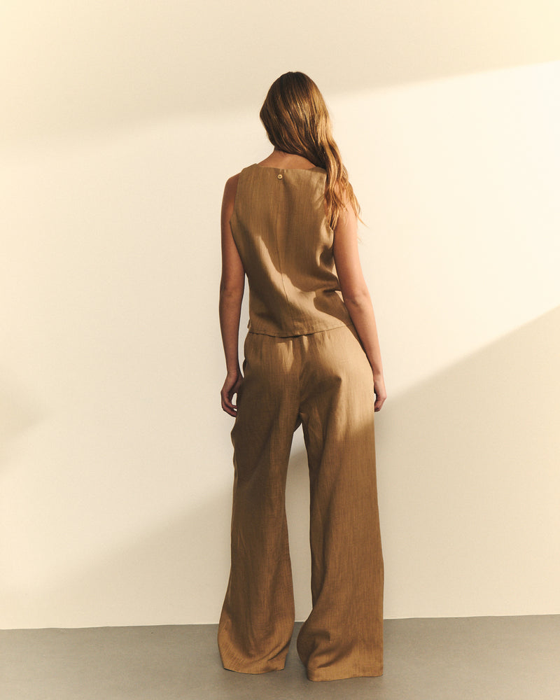 Top Chaleco Beige de Lino con Tirantes y Abertura Delantera Central