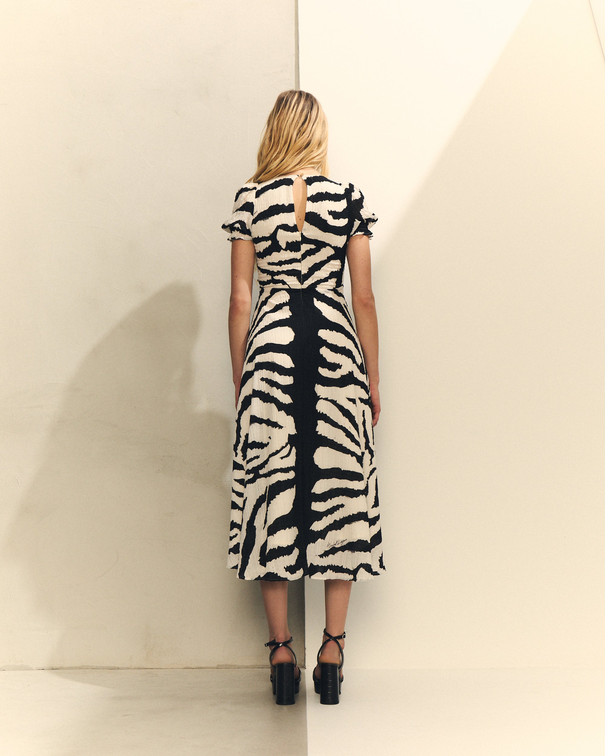 VESTIDO ESTAMPADO ZEBRA MANGA CURTA