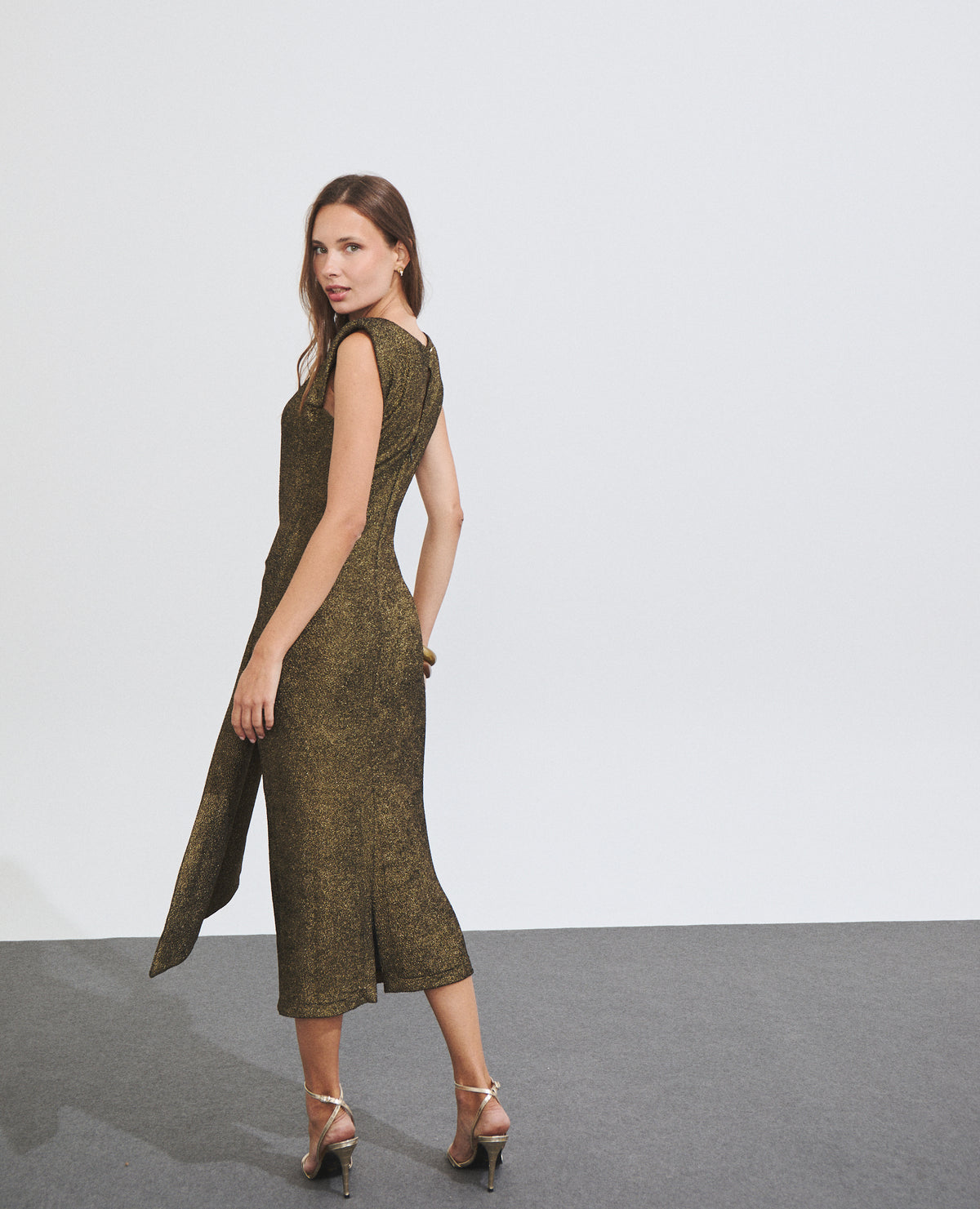 Vestido largo drapeado con cuello alto
