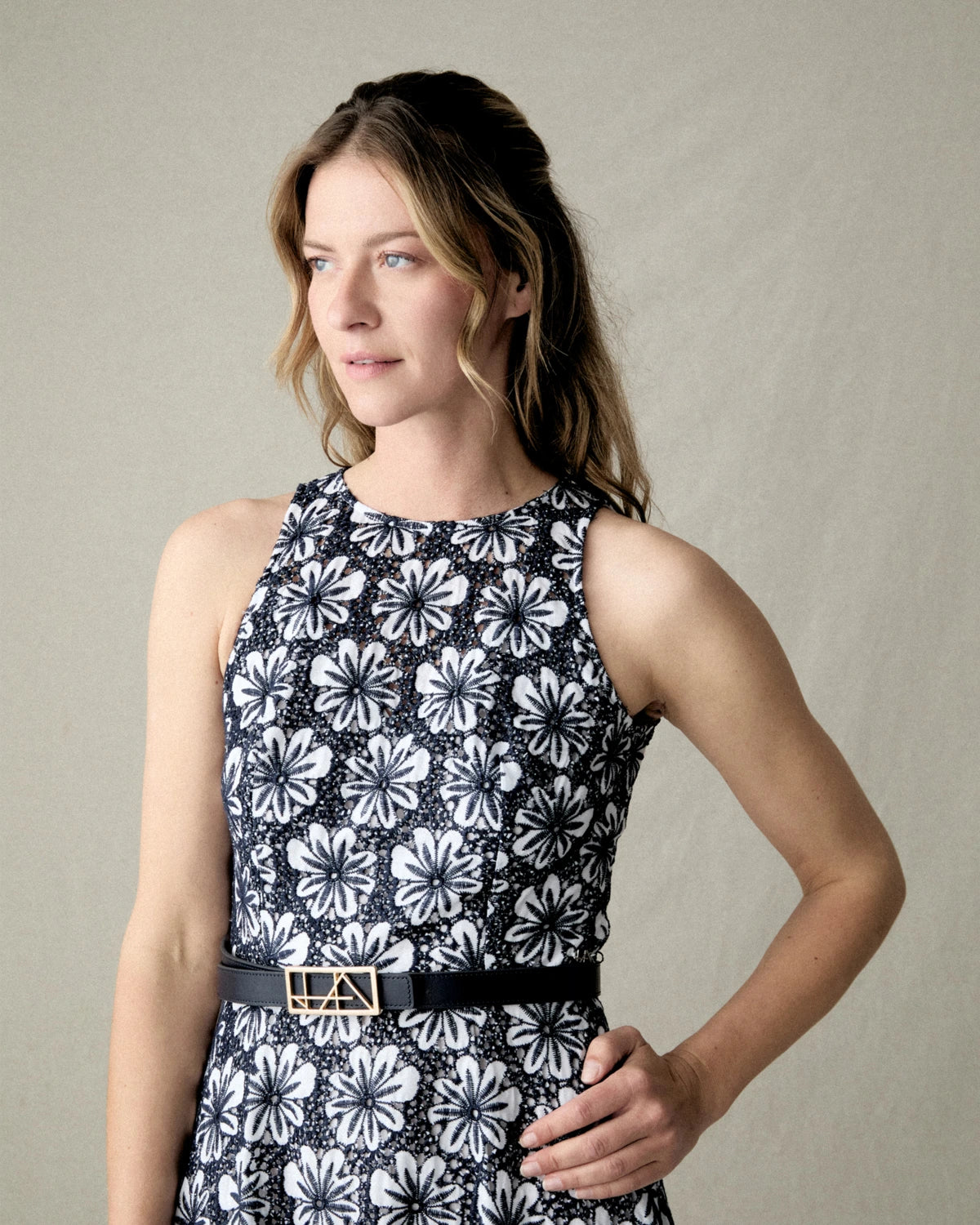 Detalle delantero Vestido midi calado crudo con cinturón de Hannibal Laguna