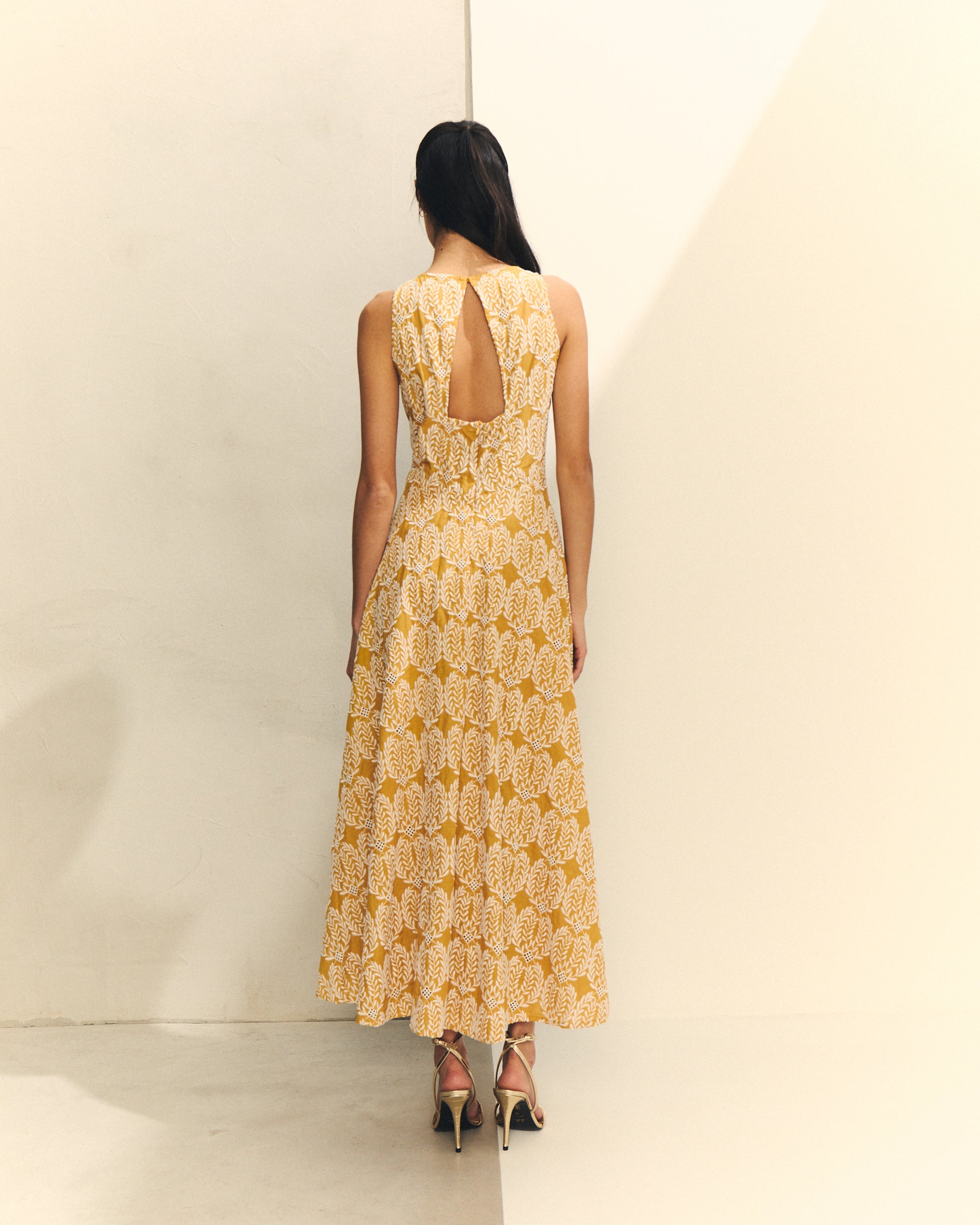 VESTIDO MIDI BORDADO CON CINTURON