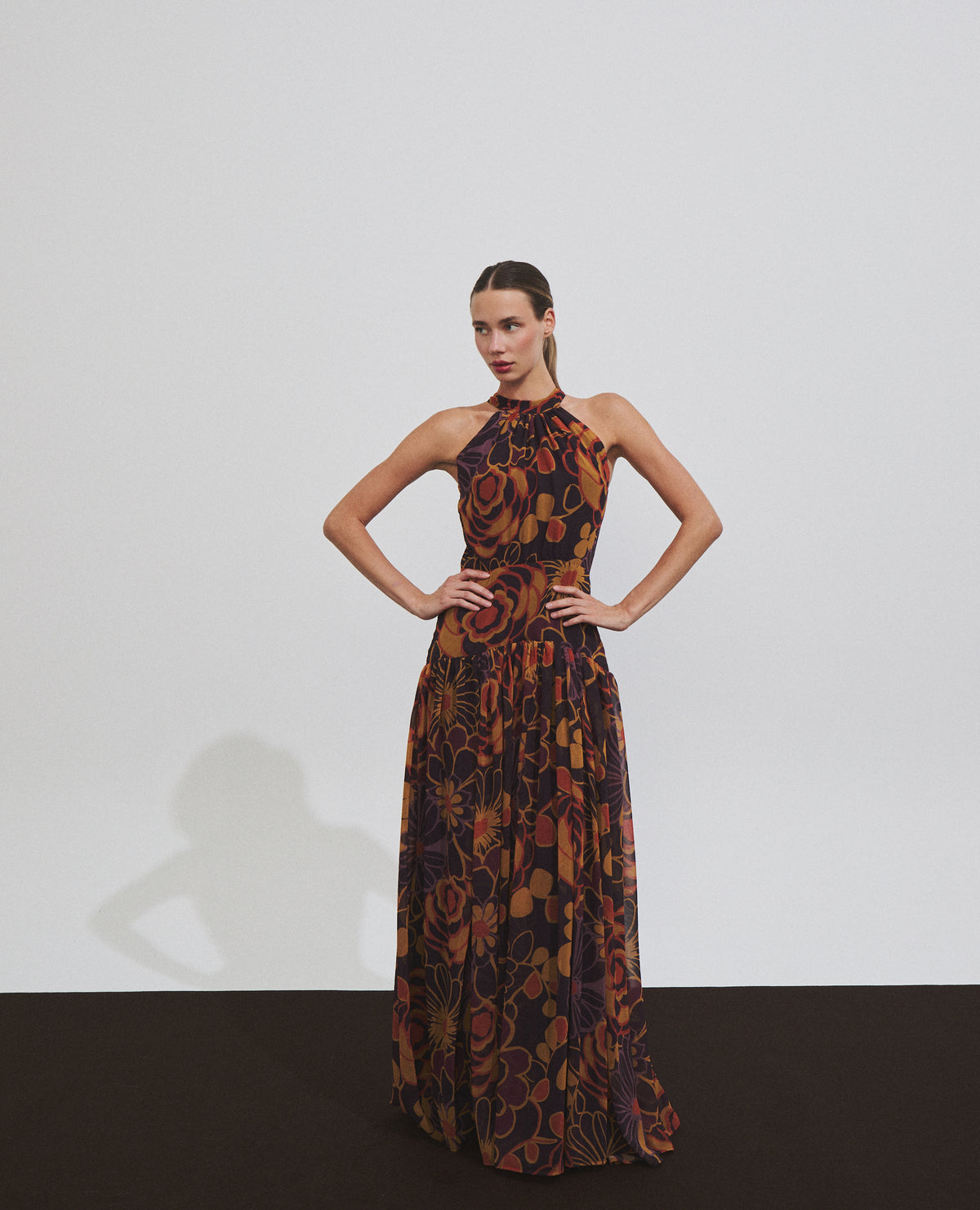 Vestido largo halter con estampado de flores y chal