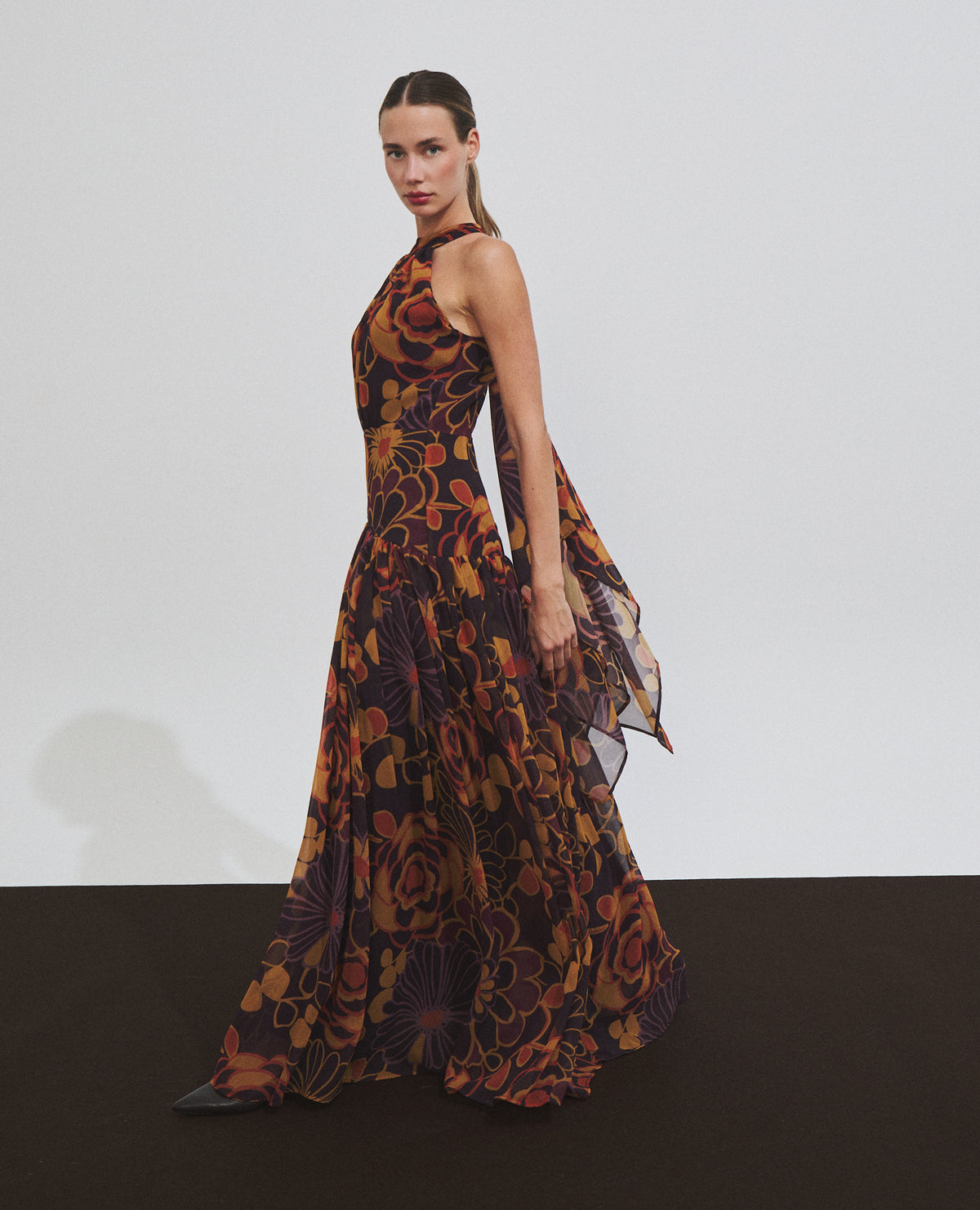 Vestido largo halter con estampado de flores y chal