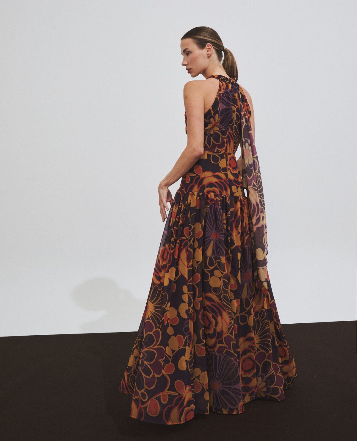 Vestido largo halter con estampado de flores y chal