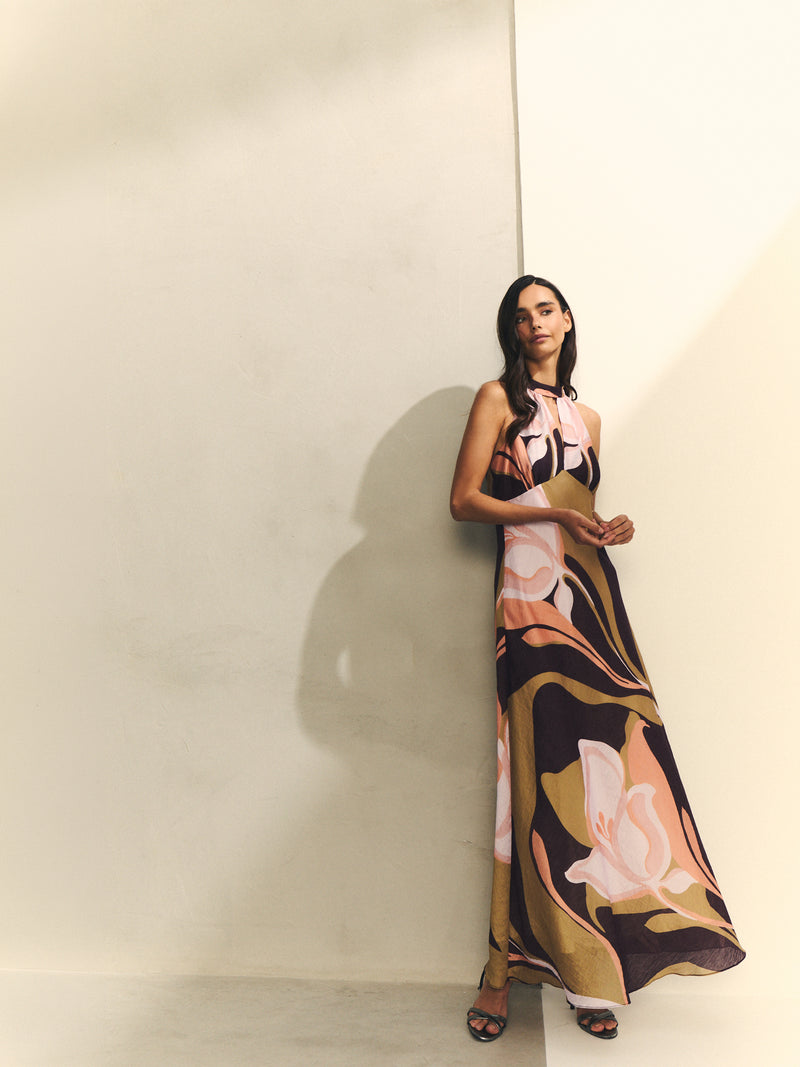Vestido cuello halter con espalda al aire.