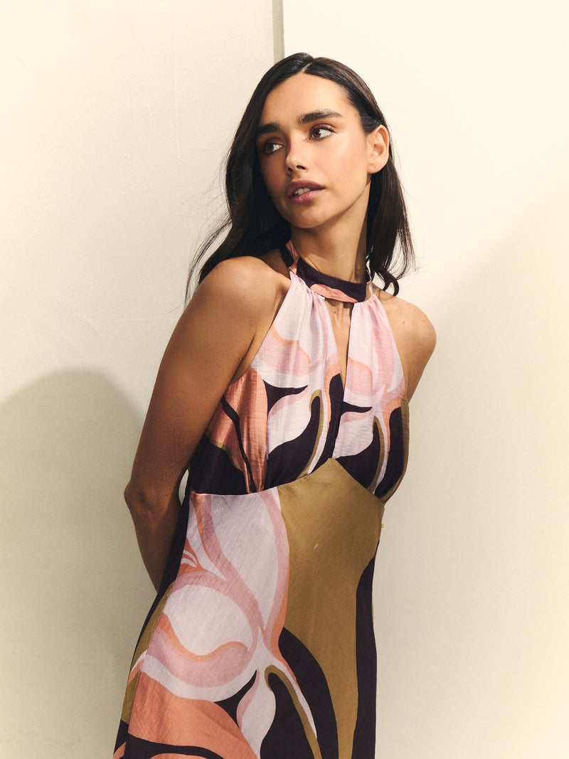 Vestido cuello halter con espalda al aire.
