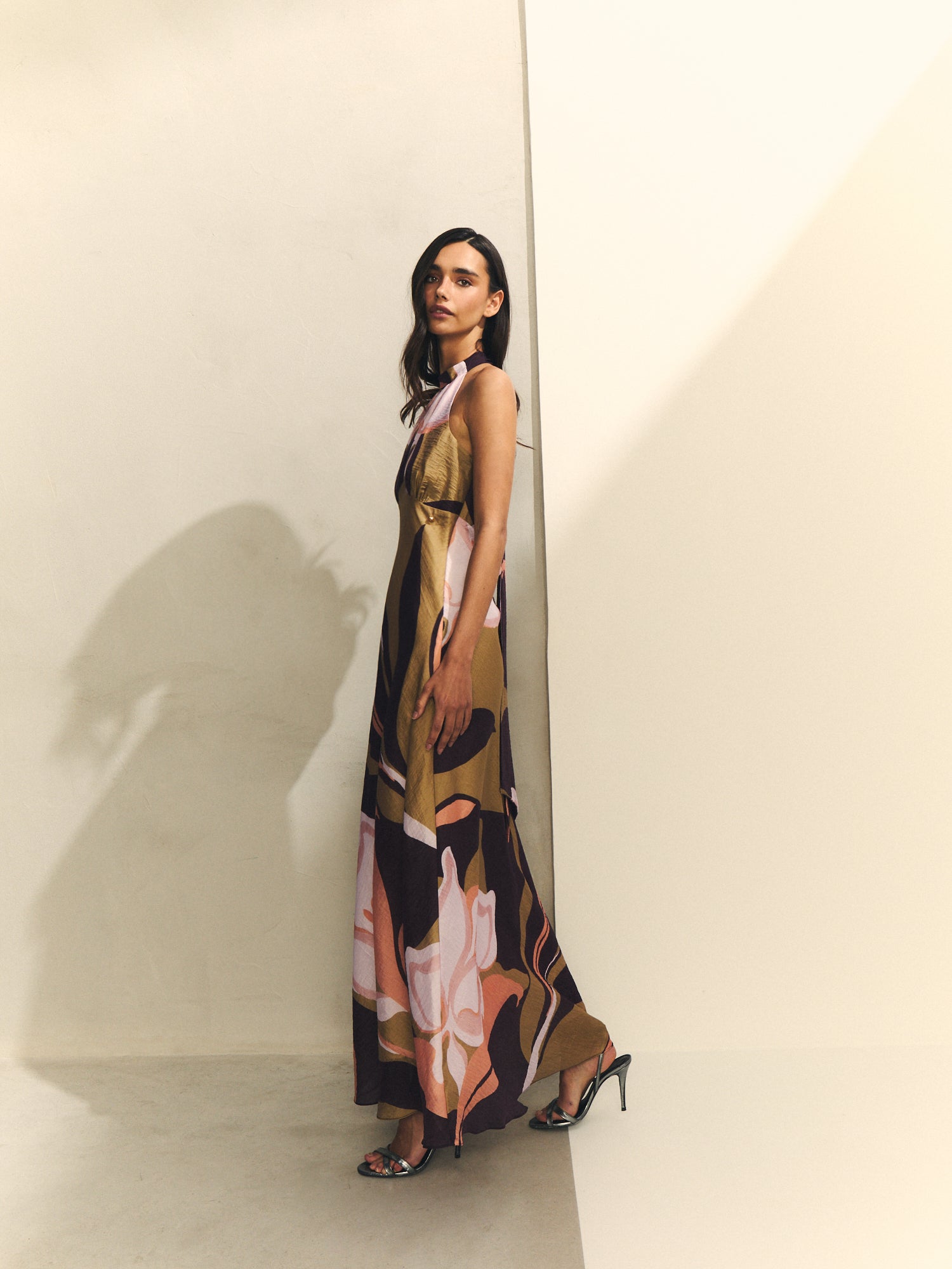 Vestido cuello halter con espalda al aire.