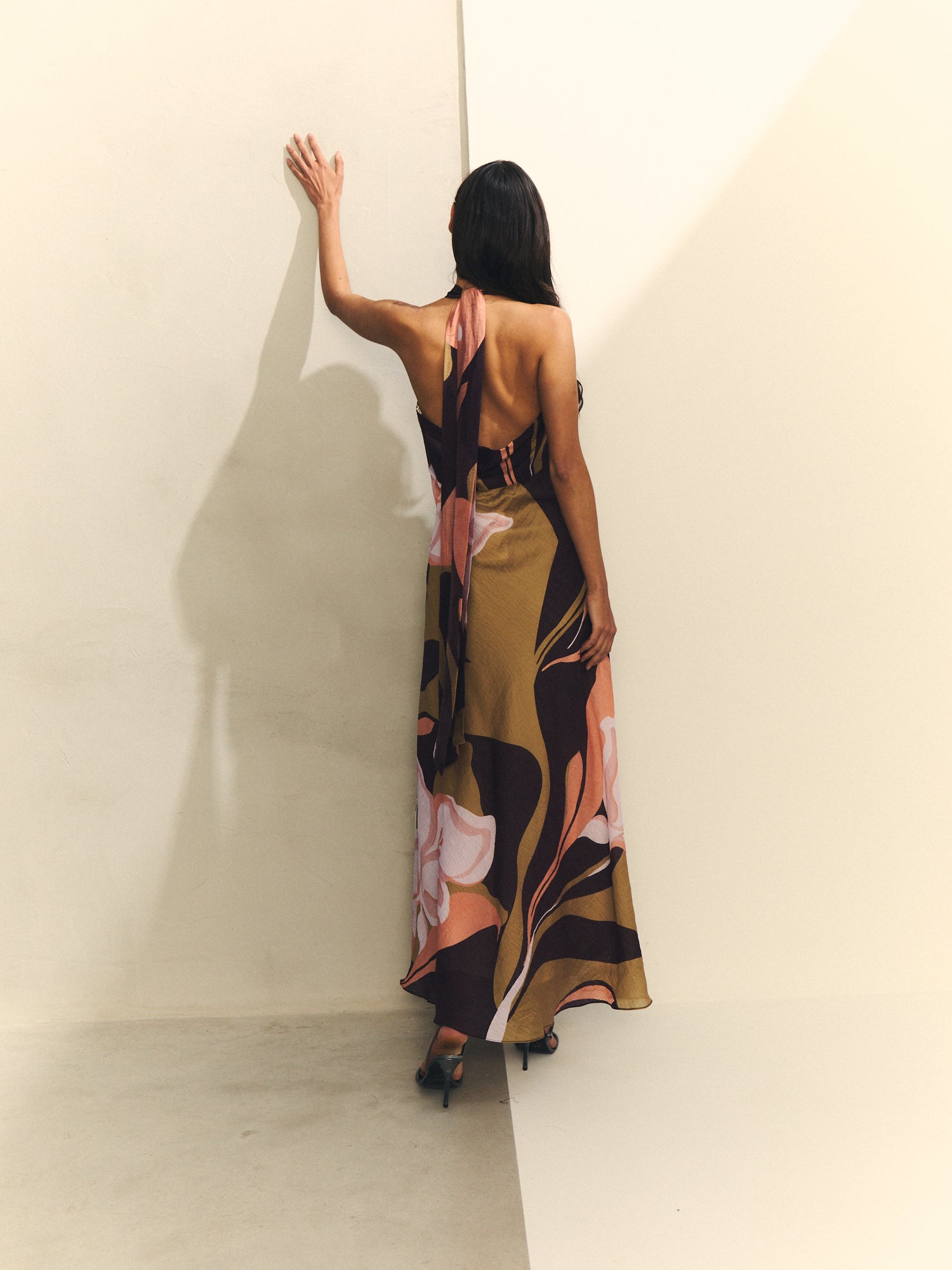 Vestido cuello halter con espalda al aire.