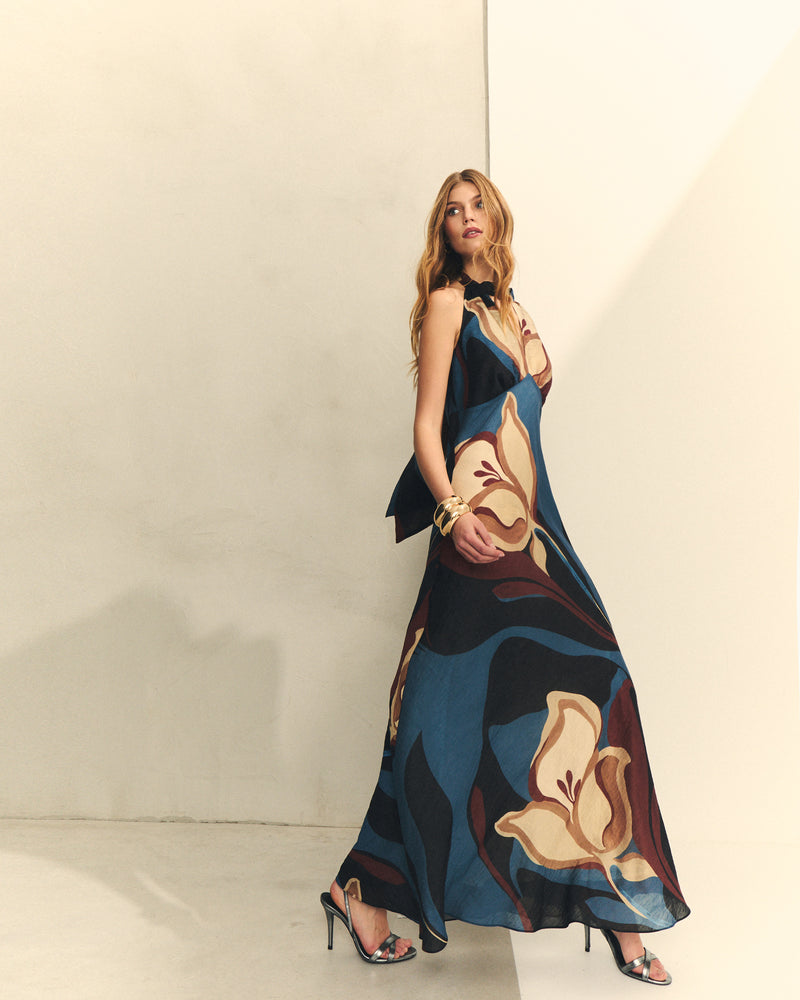 Vestido cuello halter con espalda al aire.