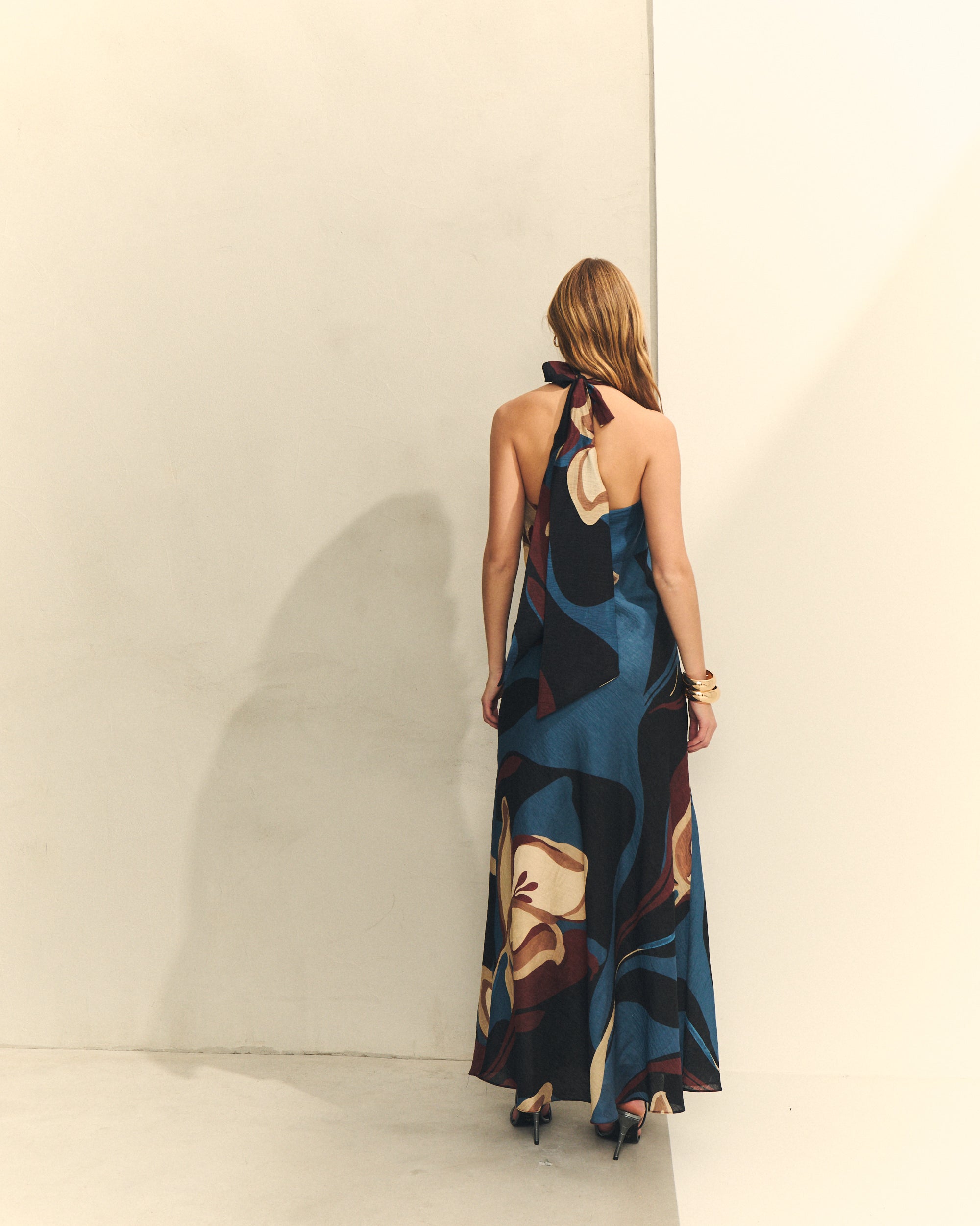Vestido cuello halter con espalda al aire.