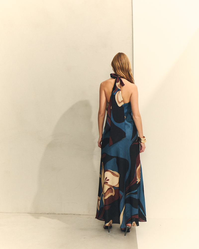 Vestido cuello halter con espalda al aire.