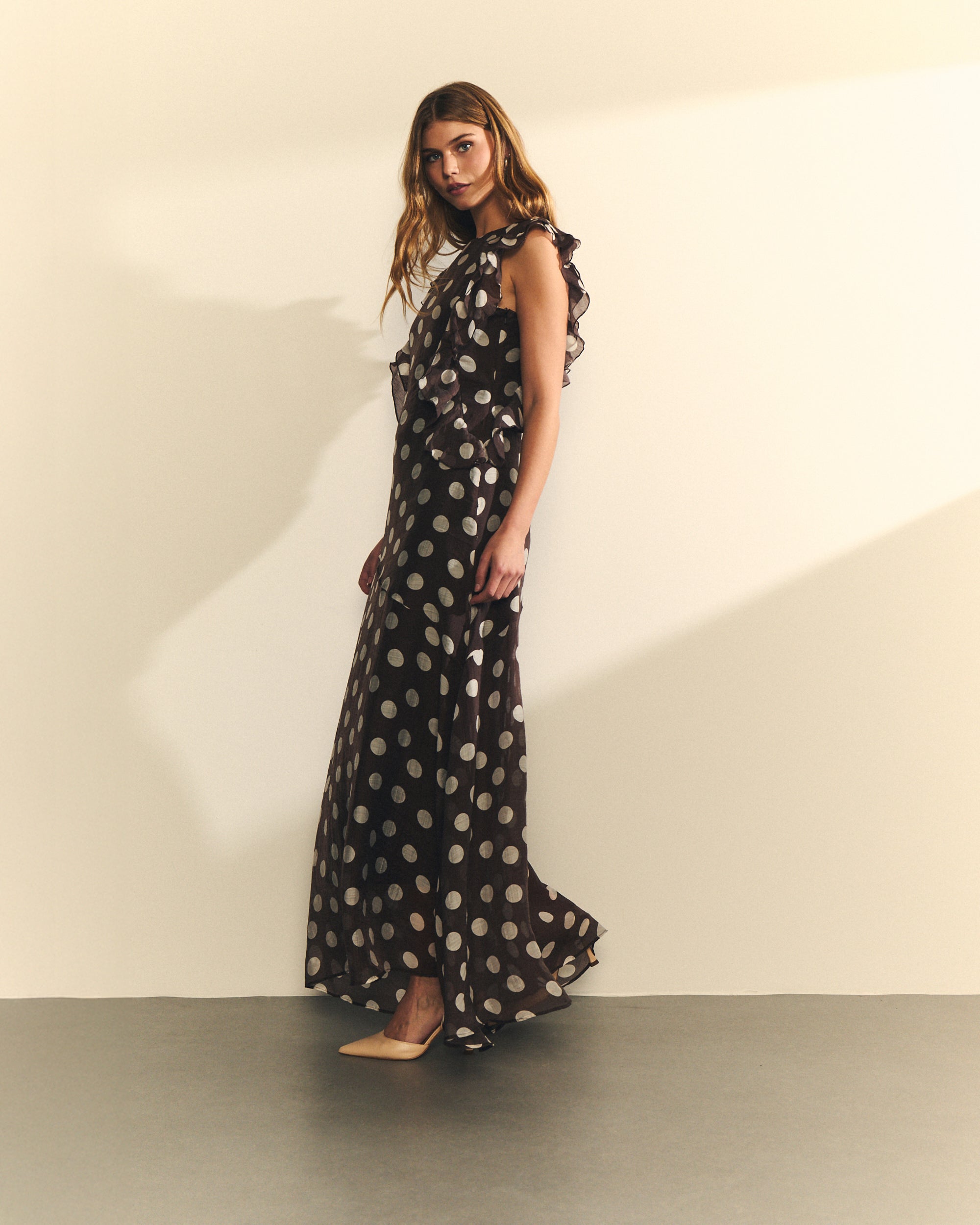 Vestido largo lunares chocolate para invitada de boda y eventos primavera-verano — Hannibal Laguna Collection