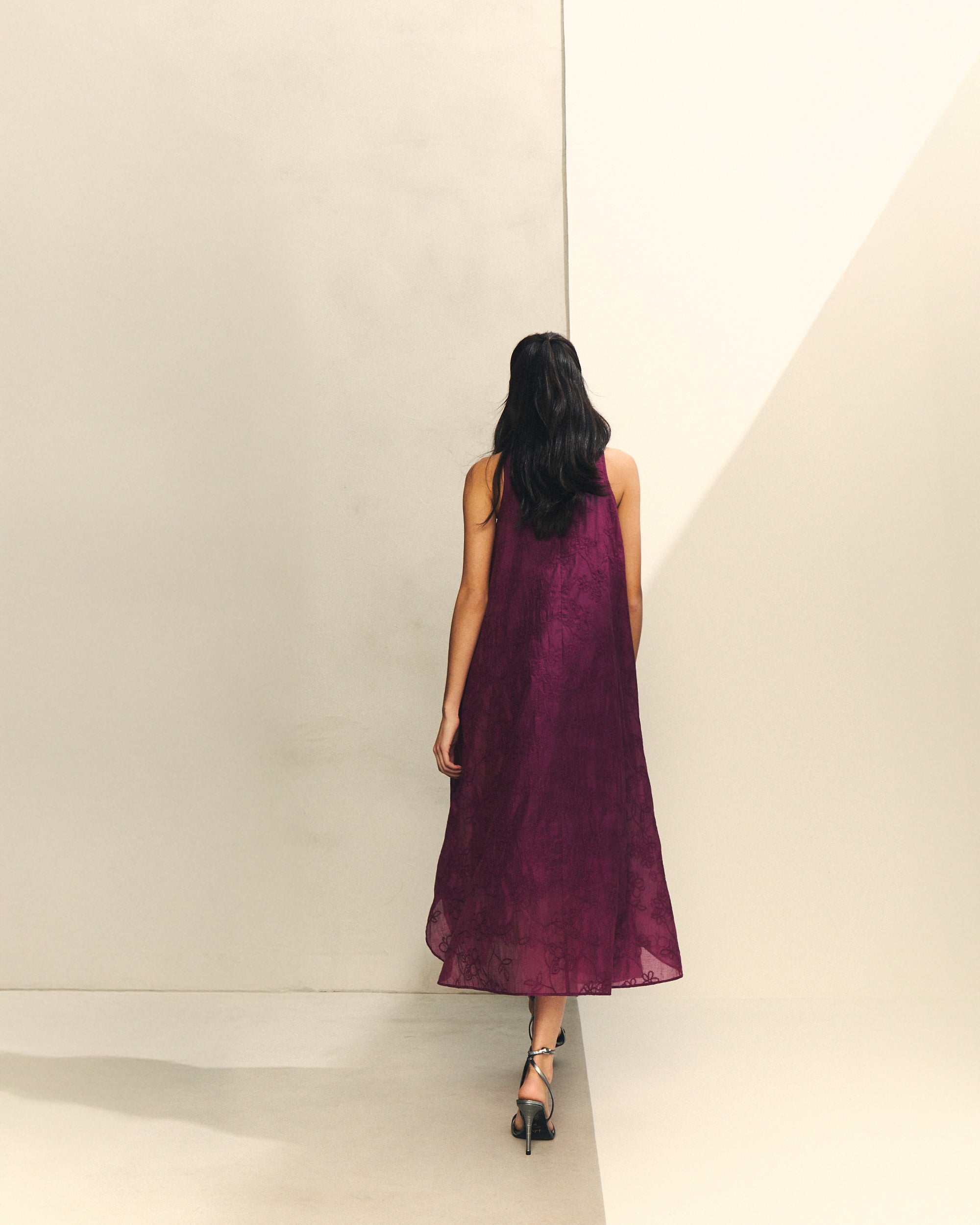 Vestido midi bordado burdeos para invitada de boda y eventos primavera-verano — Hannibal Laguna Collection