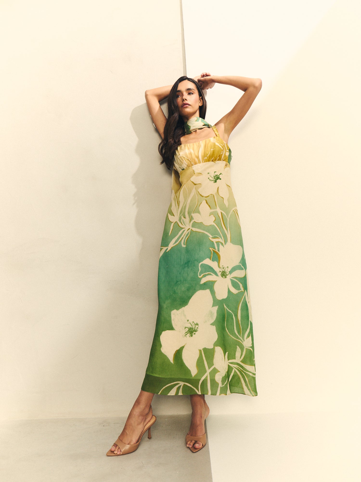 Vestido largo corte imperio con pareo a juego.