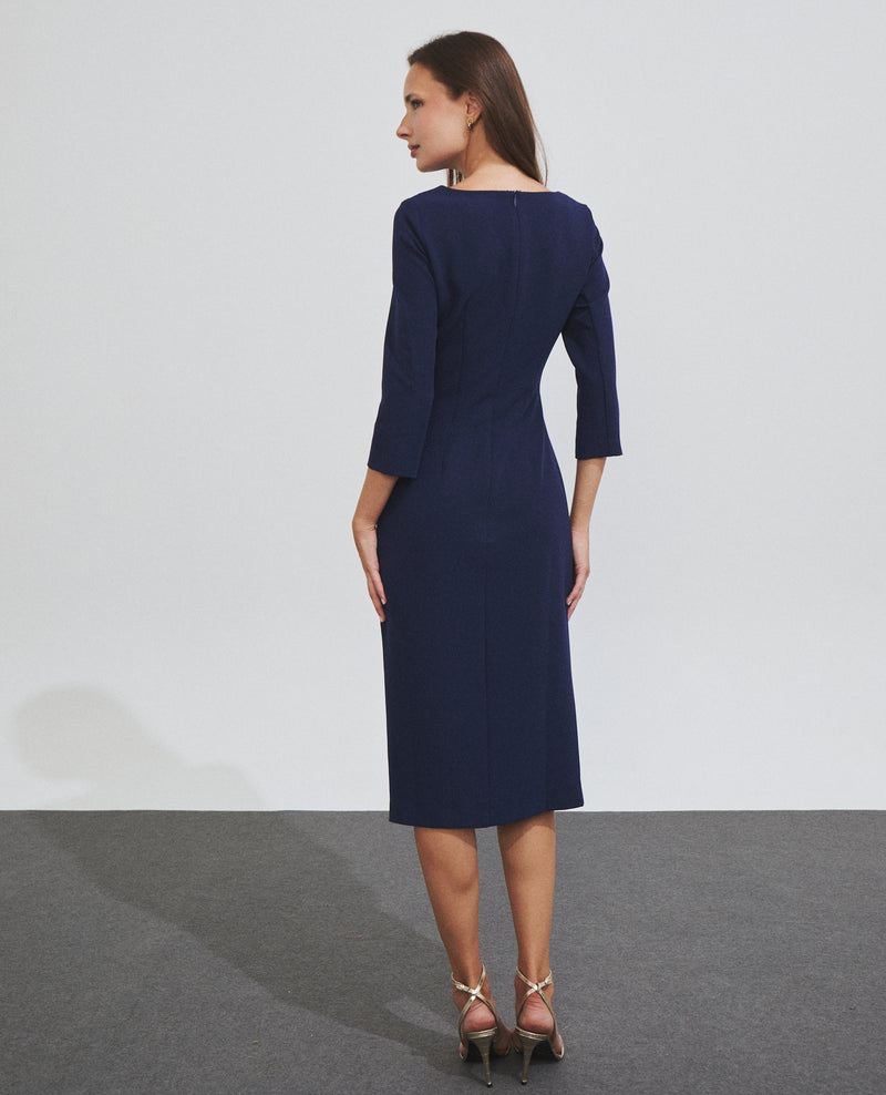 Vestido midi drapeado con detalle envolvente