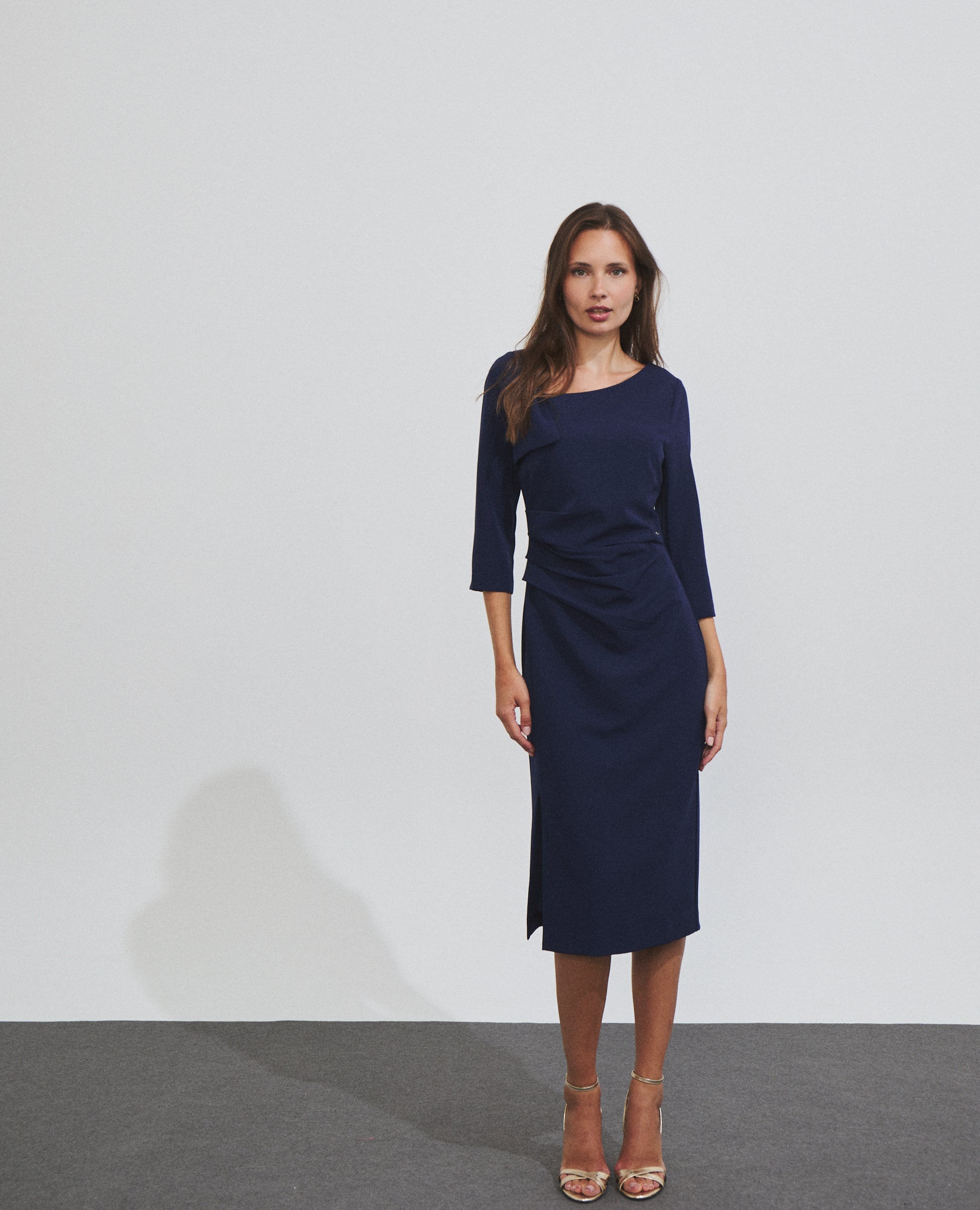 Vestido midi drapeado azul de Hannibal Laguna — look completo